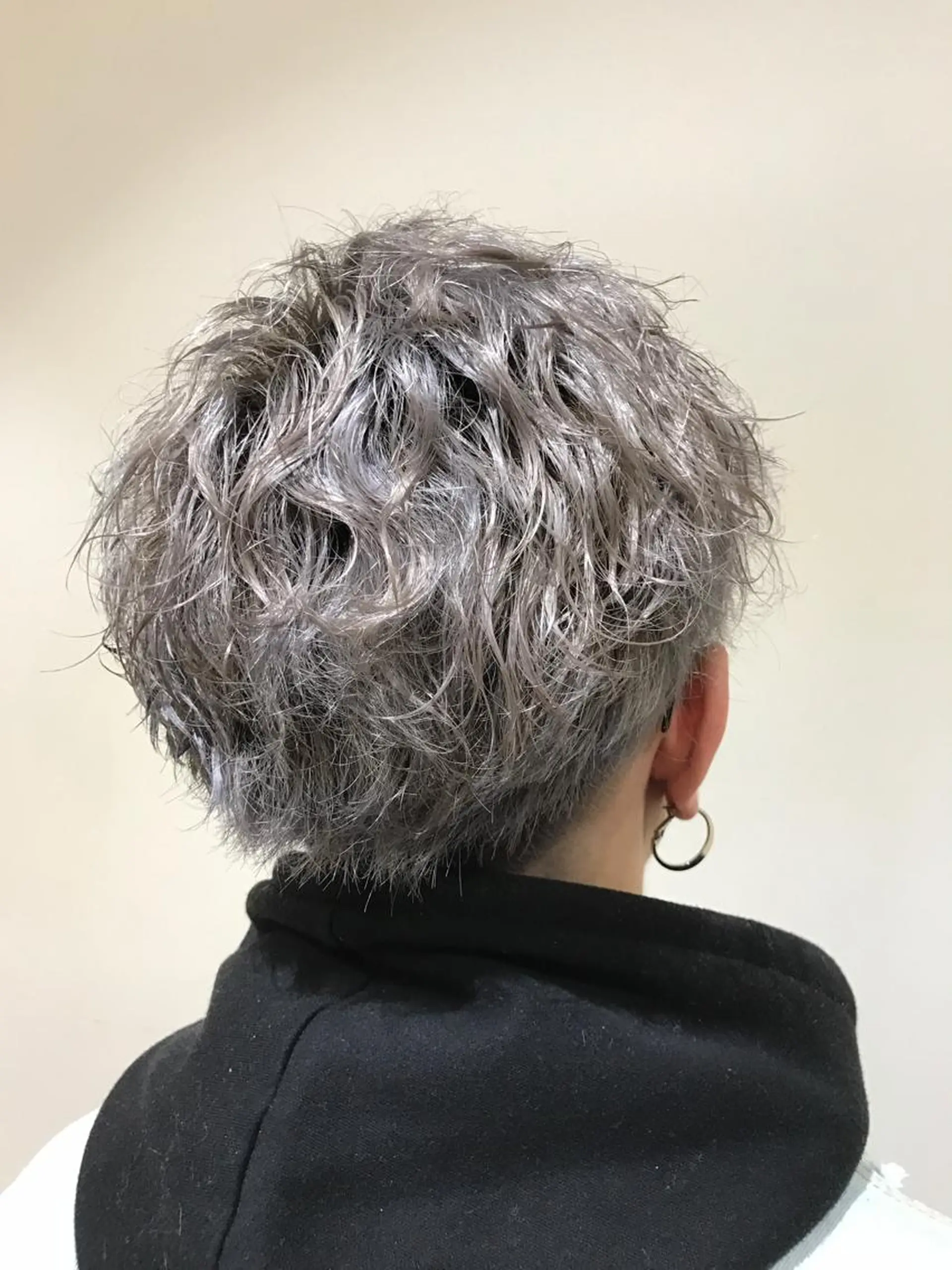 カラー メンズ シルバー 佐々木 好乃のヘアスタイル