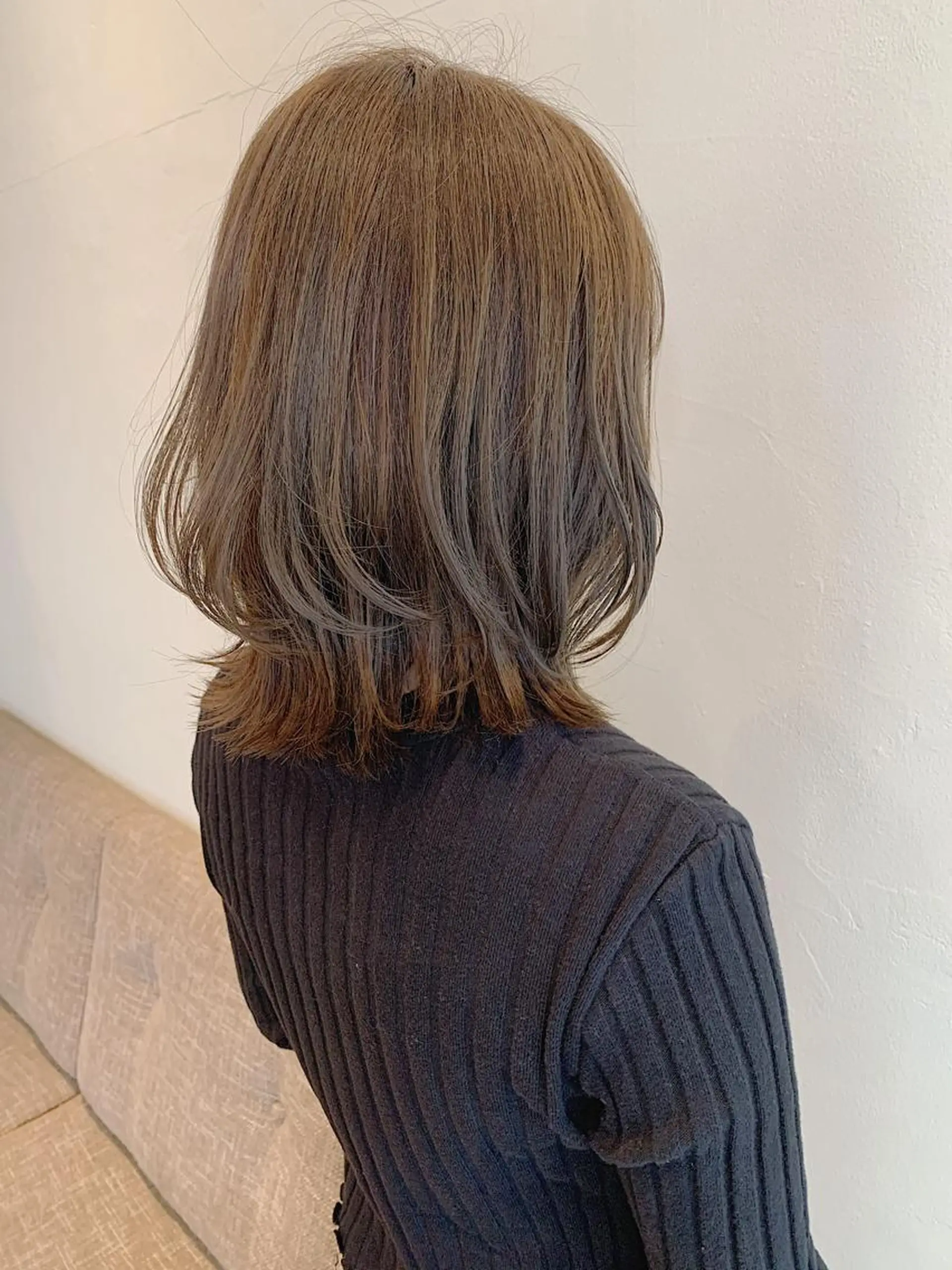 ミディアム カラー ボブレイヤー アッシュ ベージュカラー ボブ レイヤーカット 小泉 葵のヘアスタイル