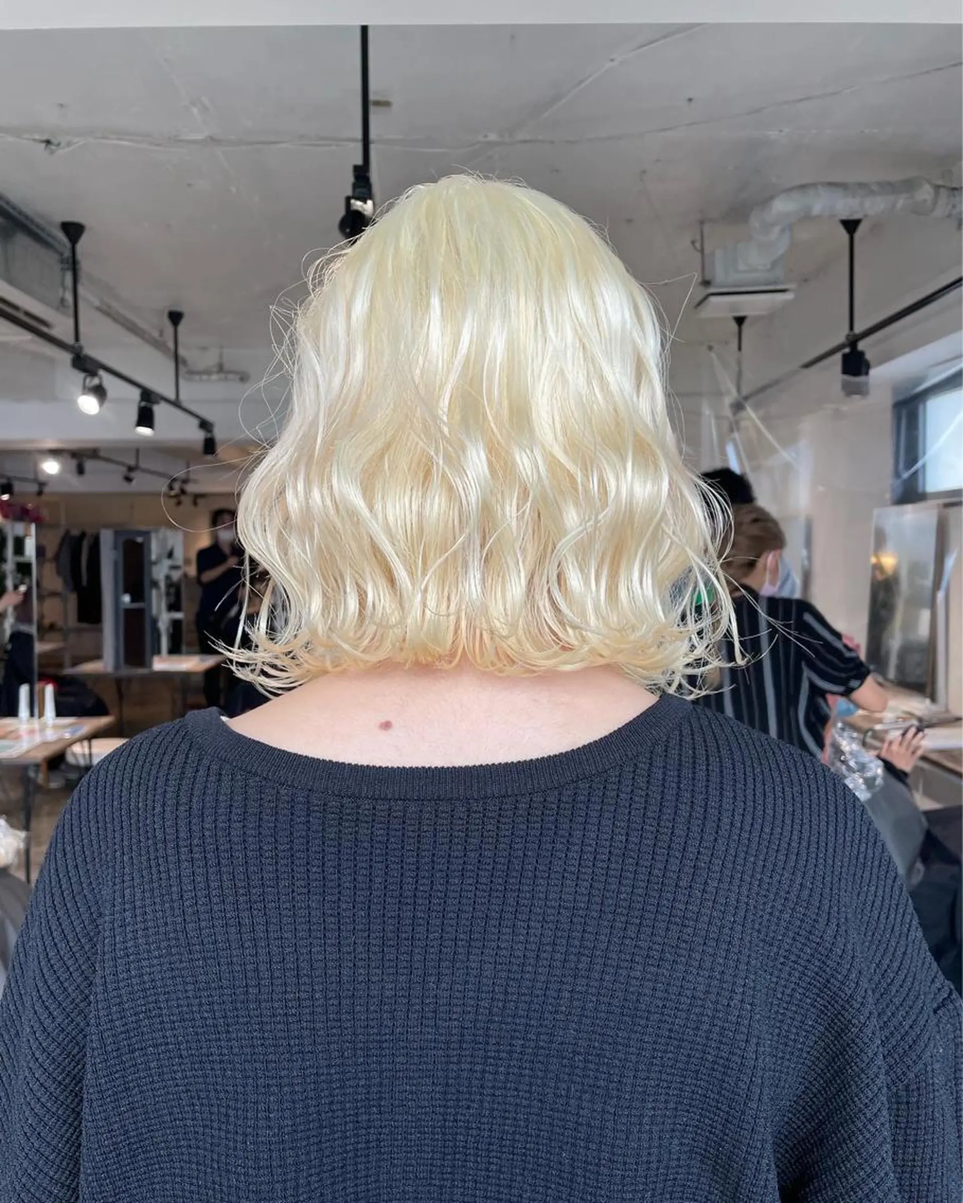 ミディアム カラー ブリーチ 抜きっぱなしブロンド 実力派スタイリストの 完全無料パーマのヘアスタイル