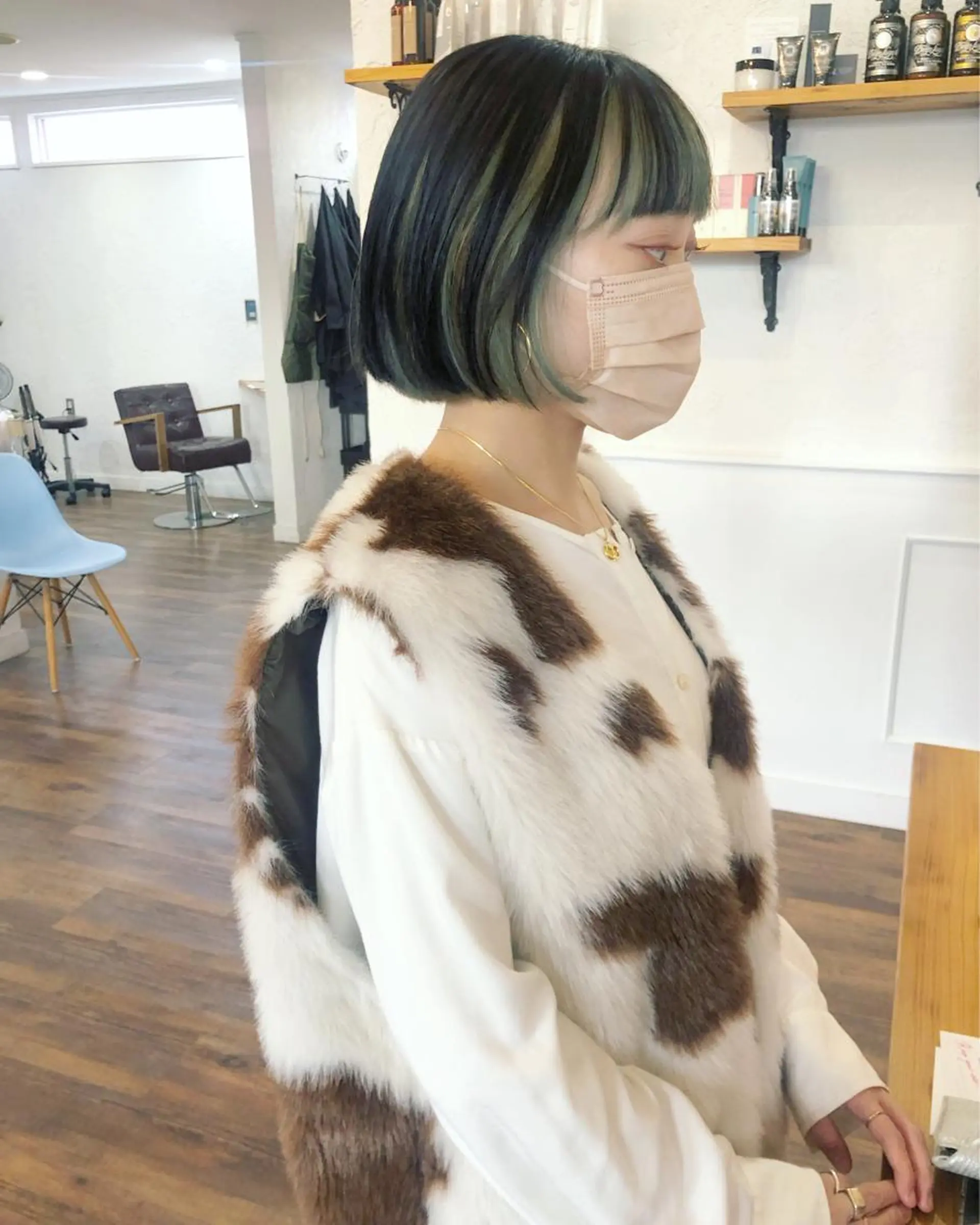 ショート カラー ベージュカラー 黒髪 インナーカラー オリーブベージュ カット ヘアカラー トリートメント 江原 彩華のヘアスタイル