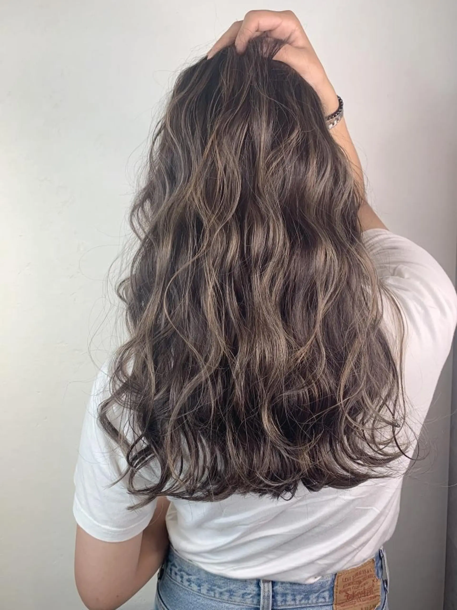 セミロング ボブ 斜めバング 外国人風カラー 伸ばしかけ ハイライト ＿WHITE鳳店 アンダーバーホワイトのヘアスタイル