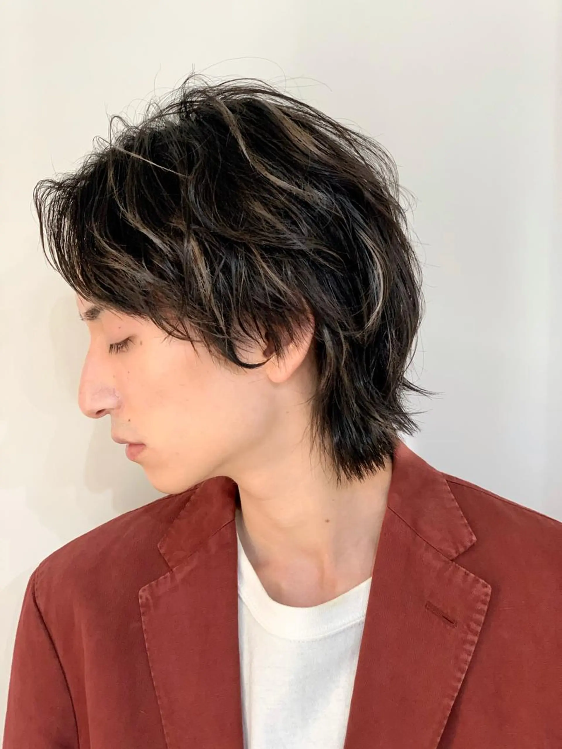 ミディアム メンズ ミディアムパーマ メンズブリーチ センターパート フェードカット メンズハイライト カット ヘアカラー メンズStylist 山根慧のヘアスタイル