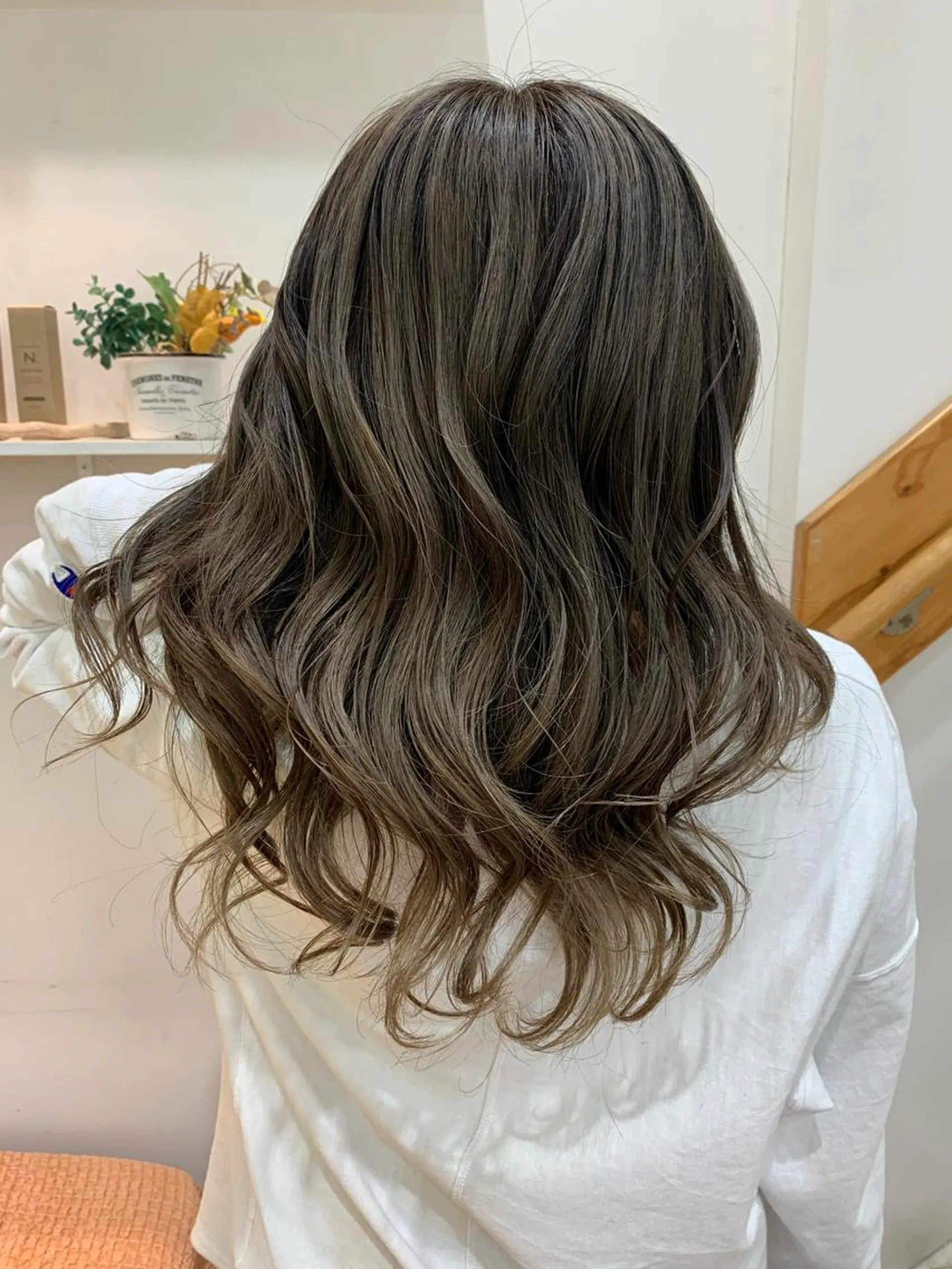 ロング カラー バレイヤージュ ブリーチ グレージュ レイヤーカット ヘアアレンジ にいた　かづしげのヘアスタイル