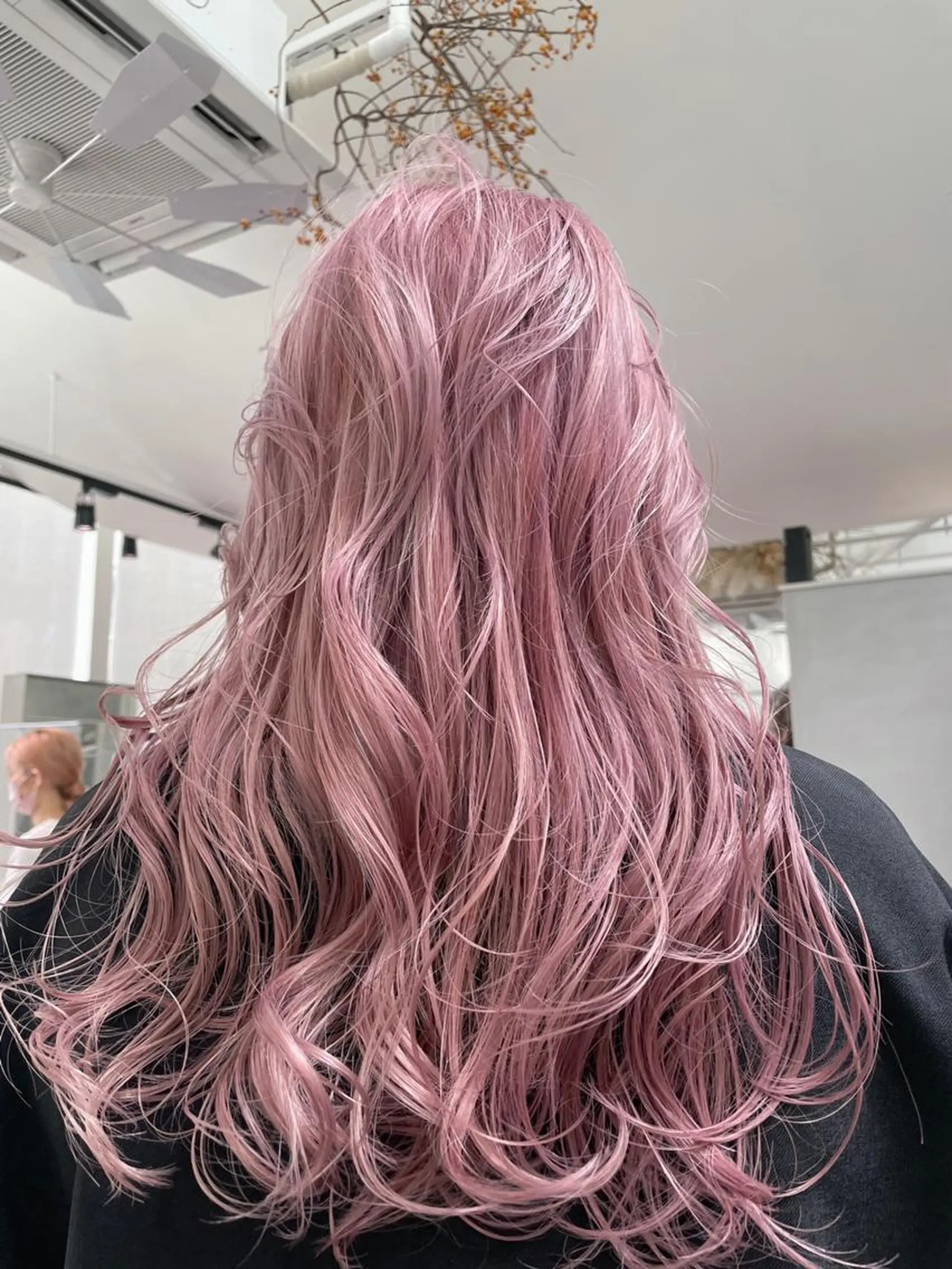 ロング カラー ブリーチ ピンクカラー ホワイトピンク ヘアカラー トリートメント ayano/天神 ハイトーン/レイヤーのヘアスタイル
