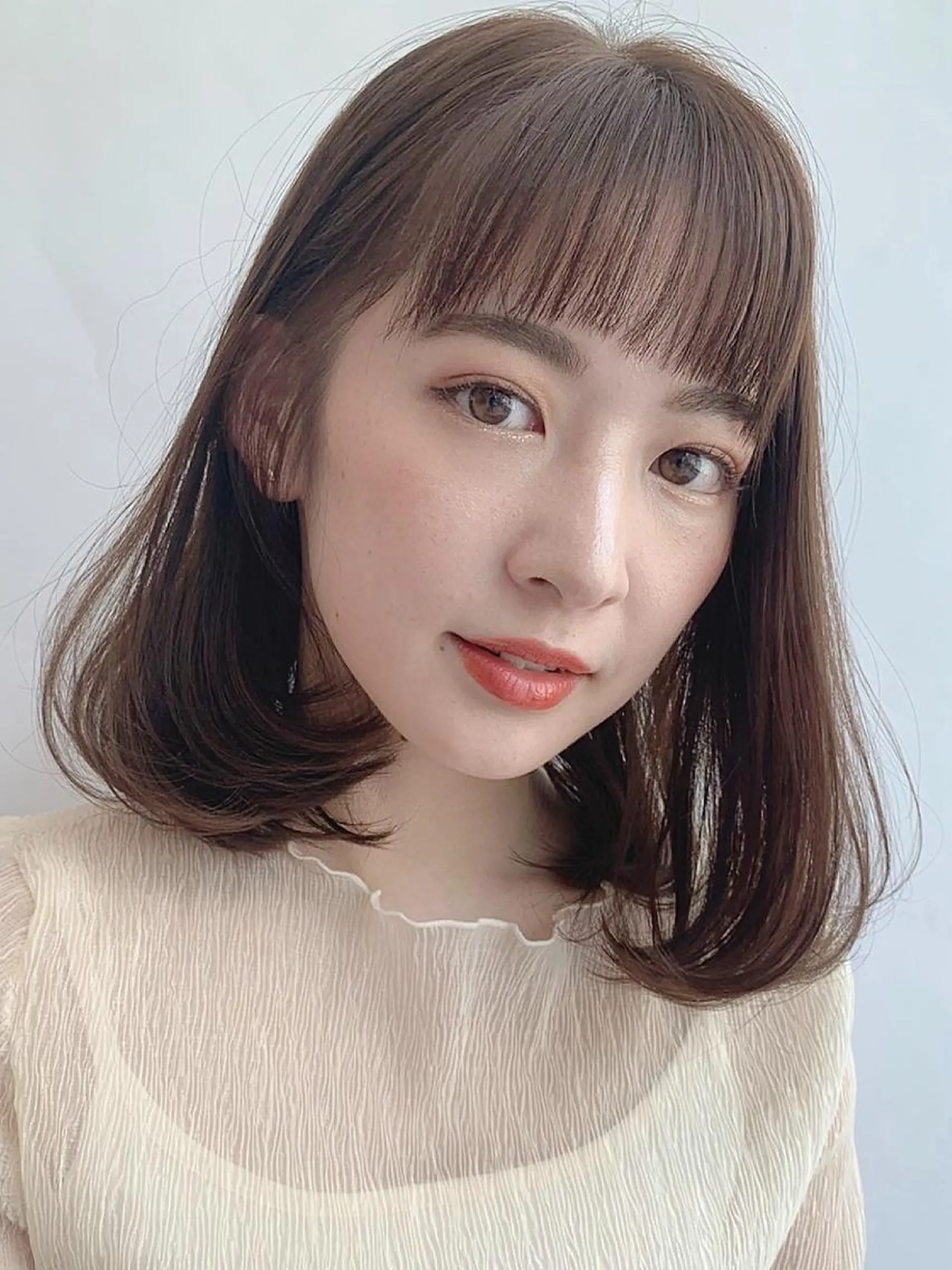 ミディアム レイヤー 顔周り グレージュ/添田晃基のヘアスタイル