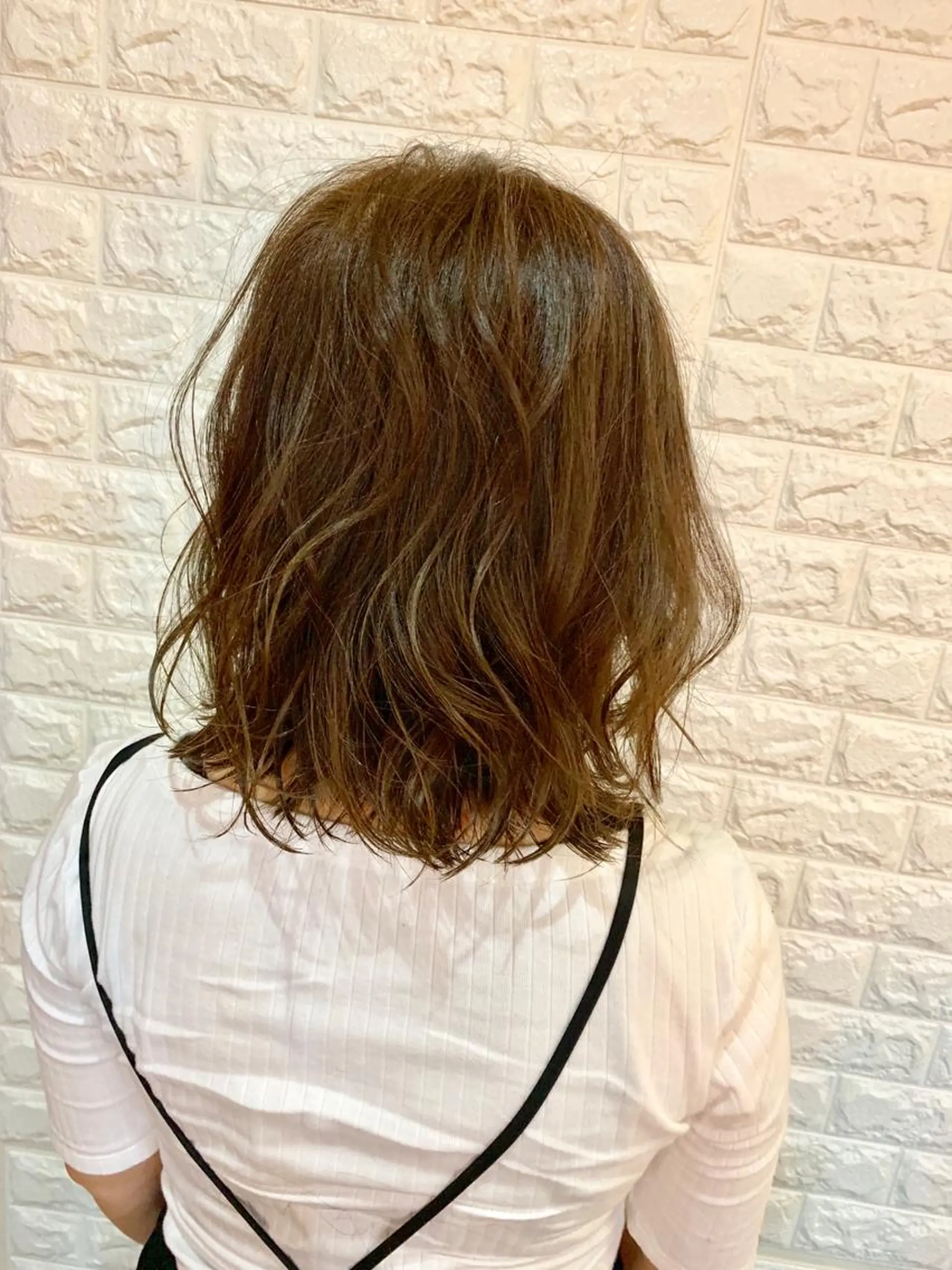 ミディアム ハイライト レイヤーカット 外ハネヘア カット ヘアカラー トモタニ ミオのヘアスタイル
