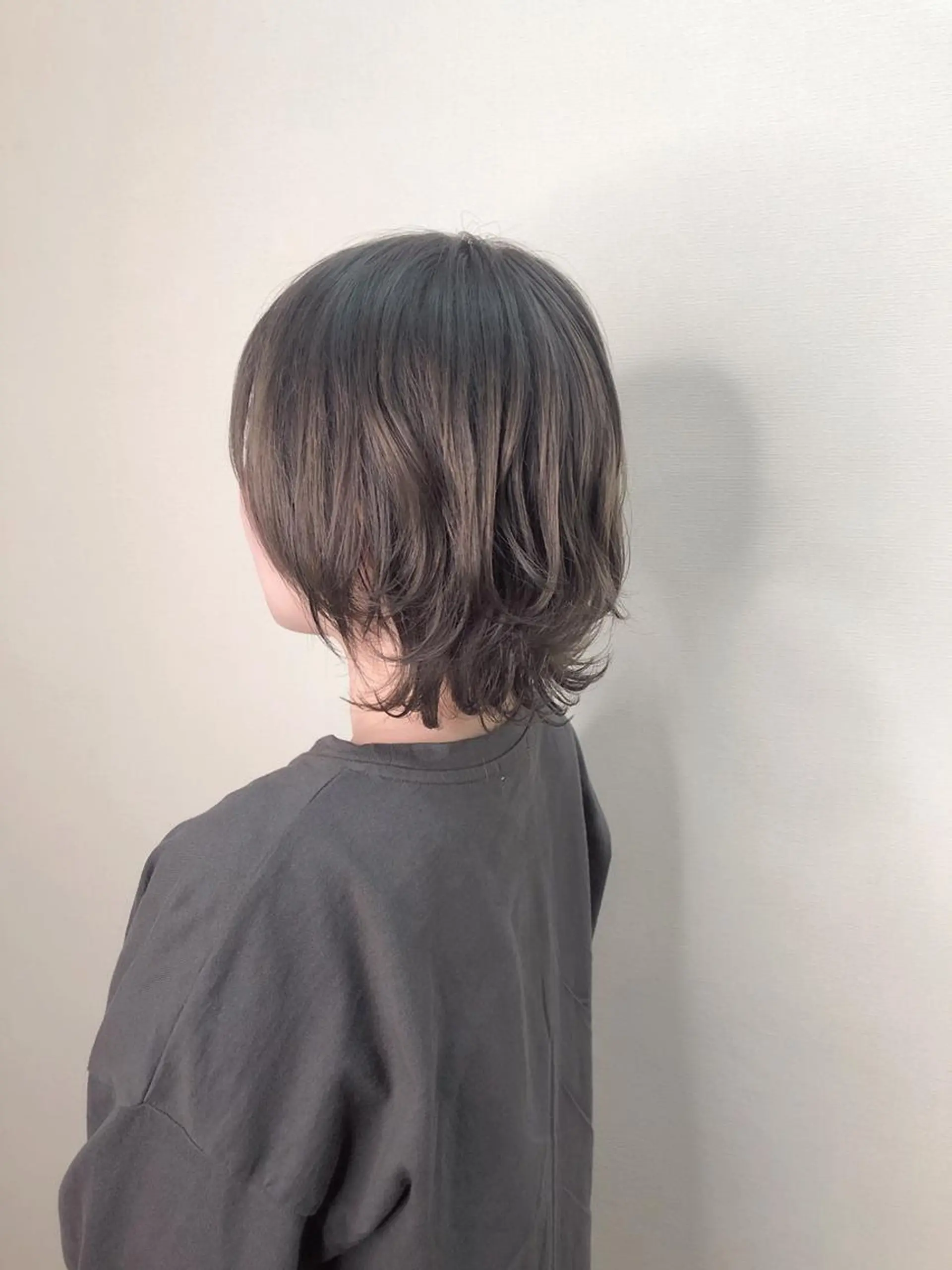 セミロング カラー 外ハネヘア ウルフカット IN∞hair インヘアーのヘアスタイル