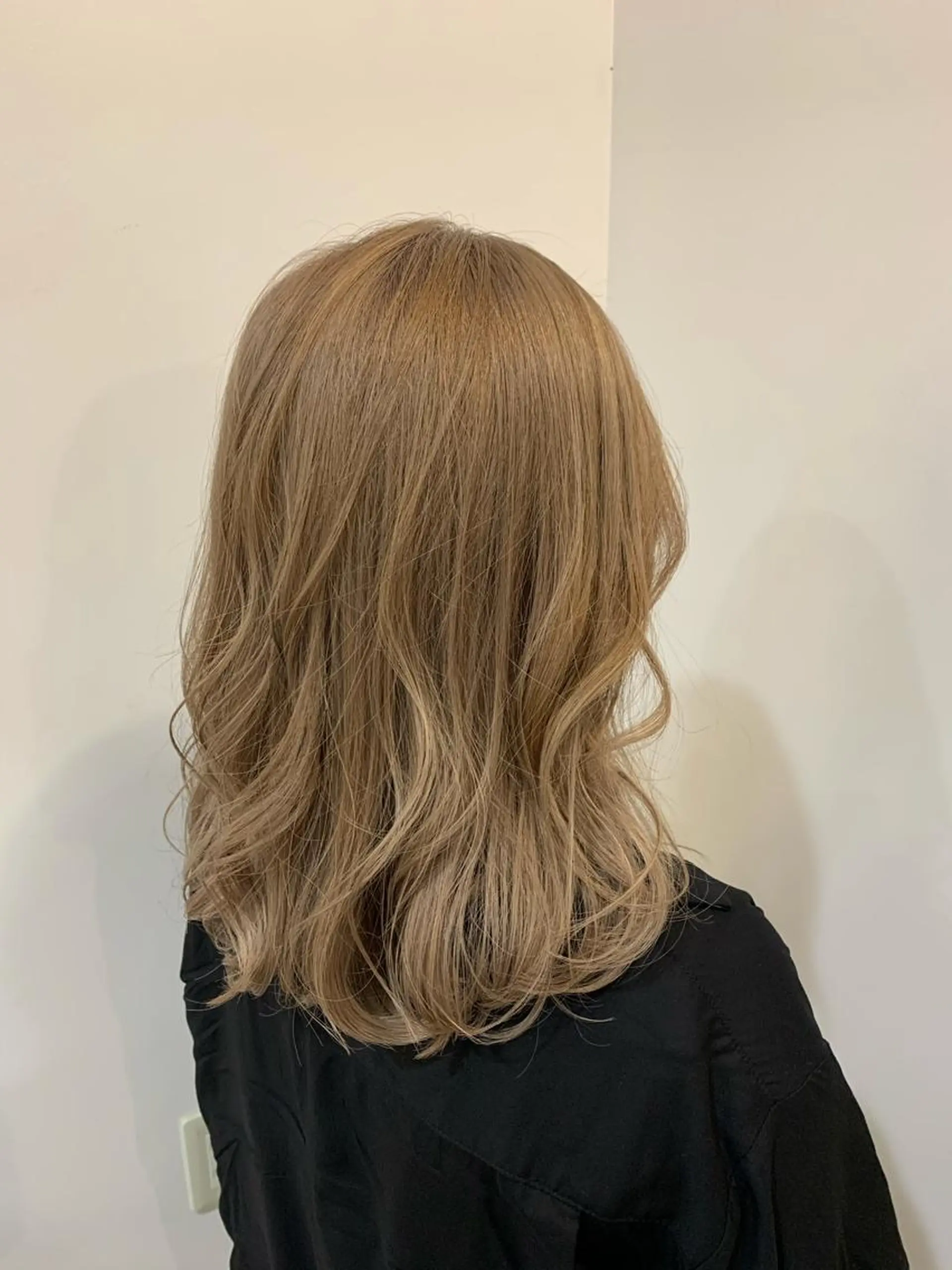 セミロング カラー ベージュカラー ミルクティーベージュ Lolonois梅田 /Okazaki:)のヘアスタイル