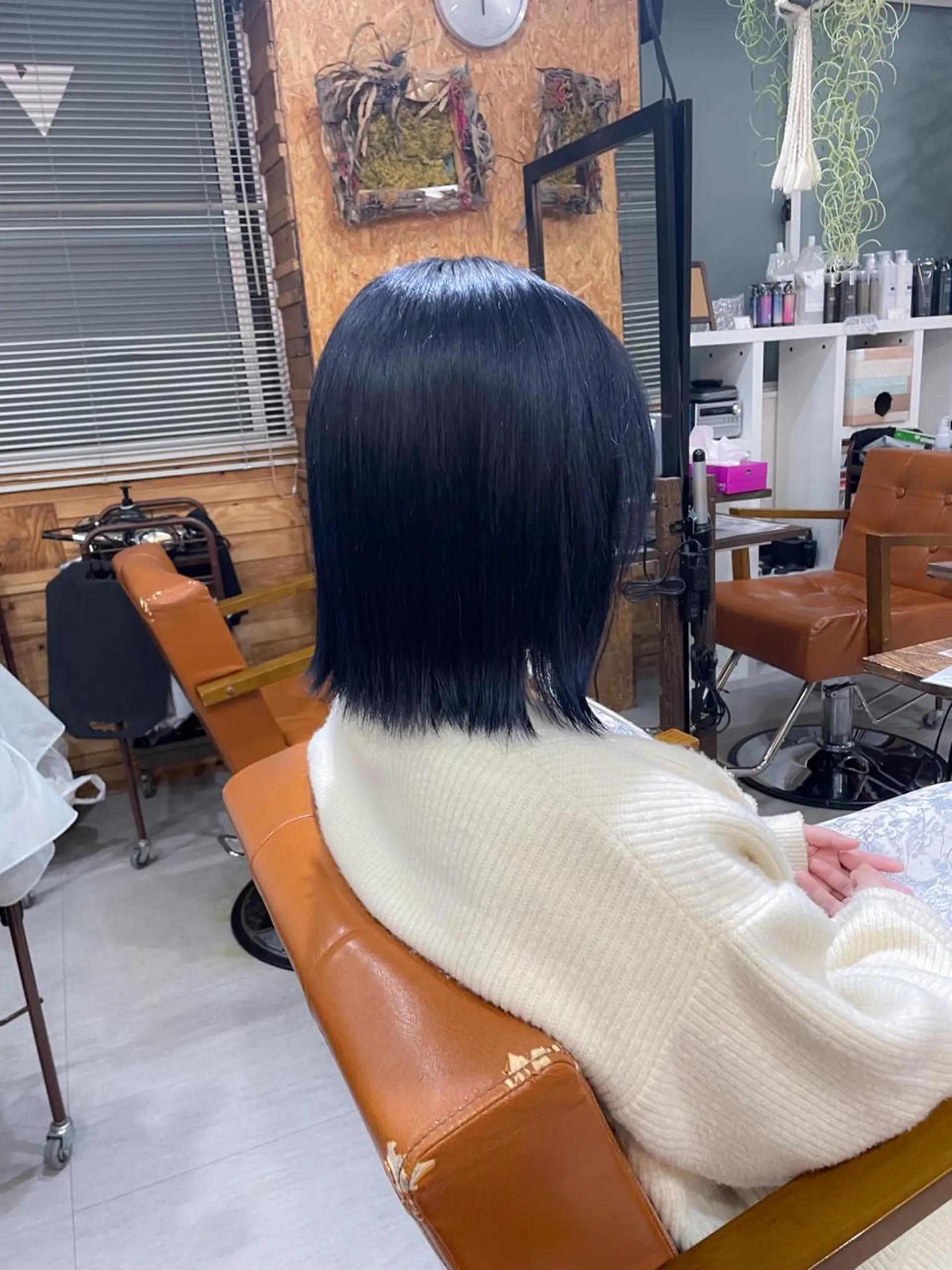 ミディアム カラー ブリーチ ブルーカラー ネイビーカラー ヘアカラー soin by poshのヘアスタイル