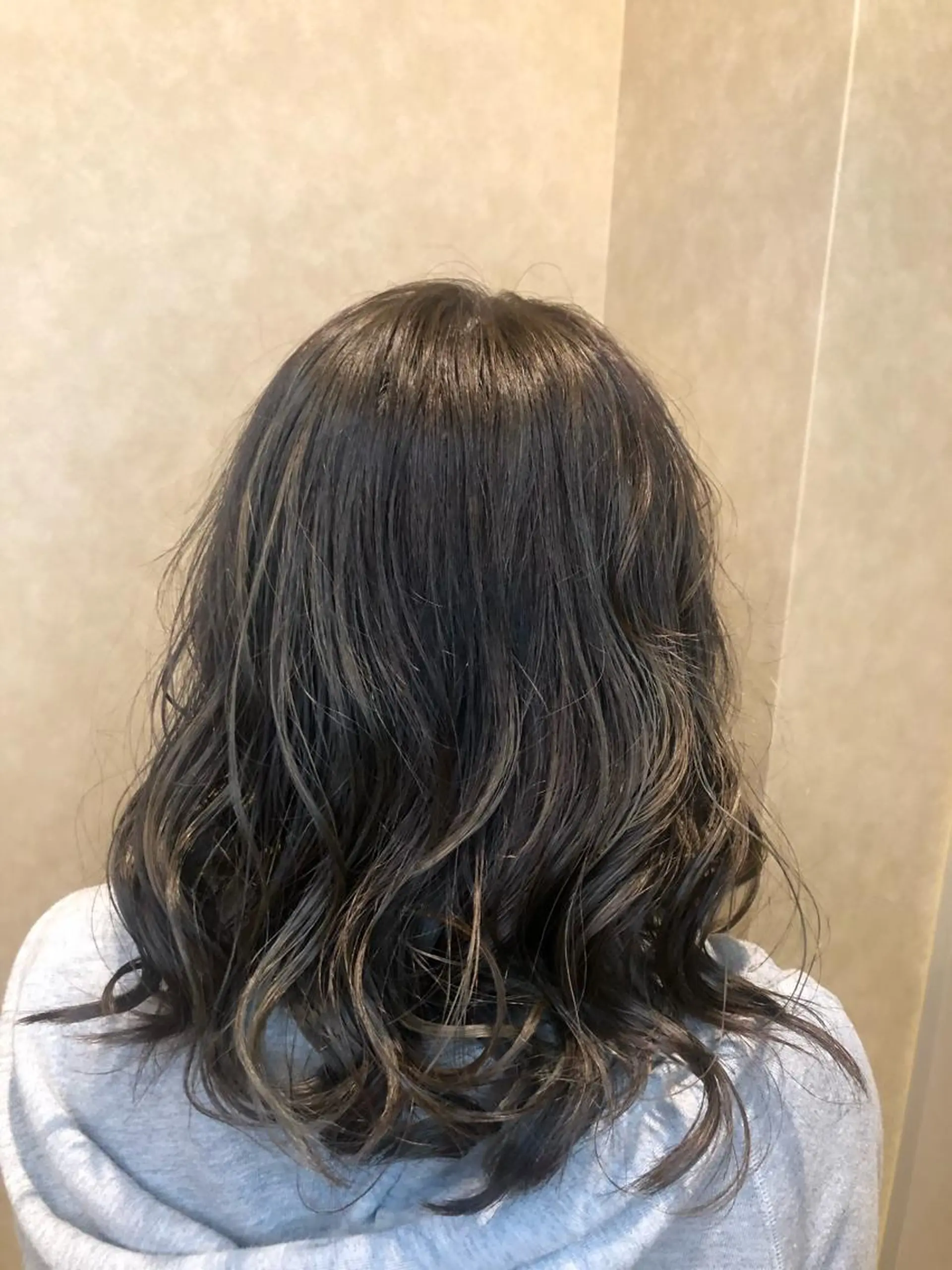 ミディアム ハイライト カワサキ ヒナコのヘアスタイル