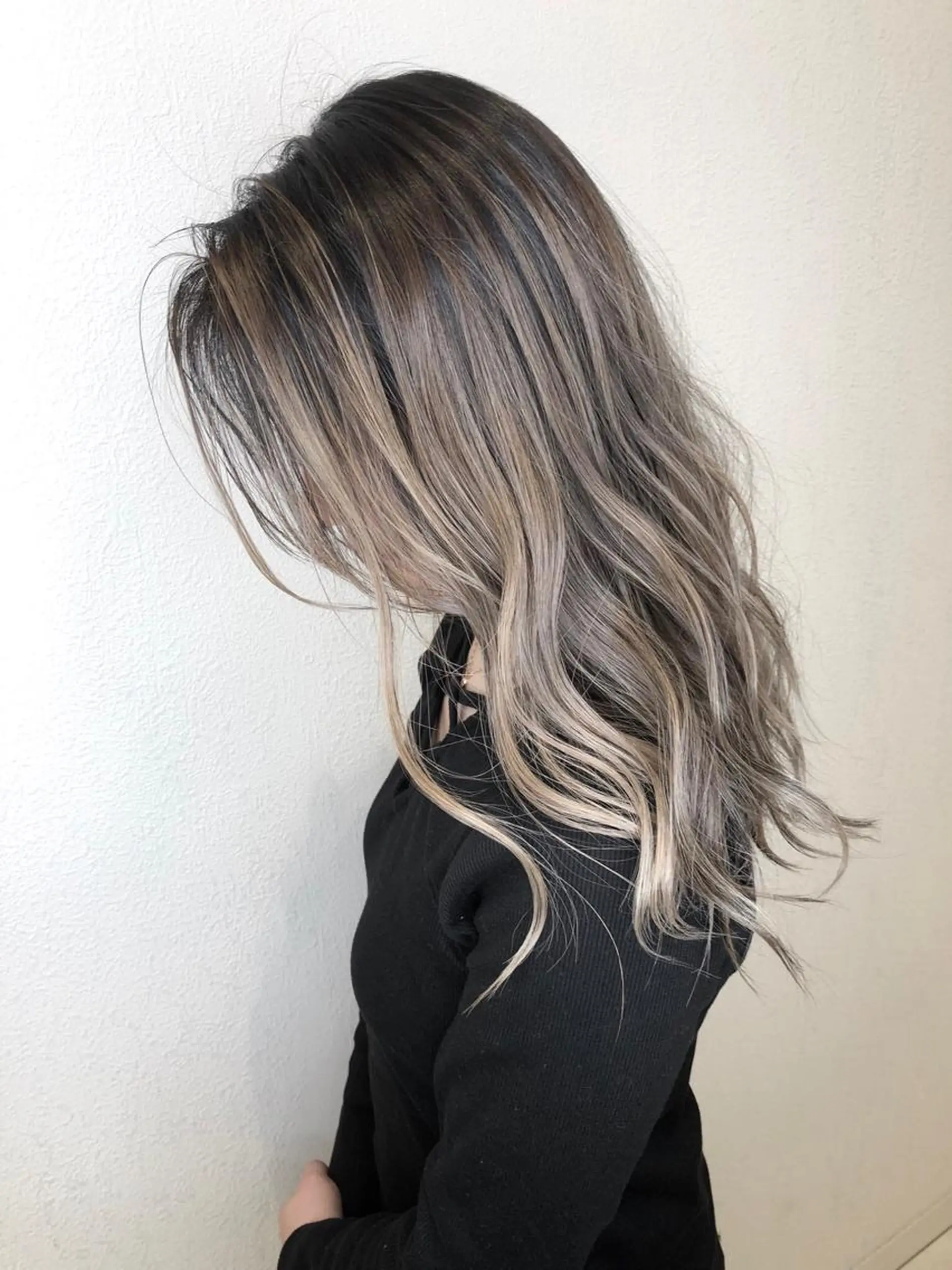 ロング カラー バレイヤージュ デザインカラー グレージュ ハイライトカラー ハイライト ブリーチ無しカラー 👑店長　平松　由のヘアスタイル