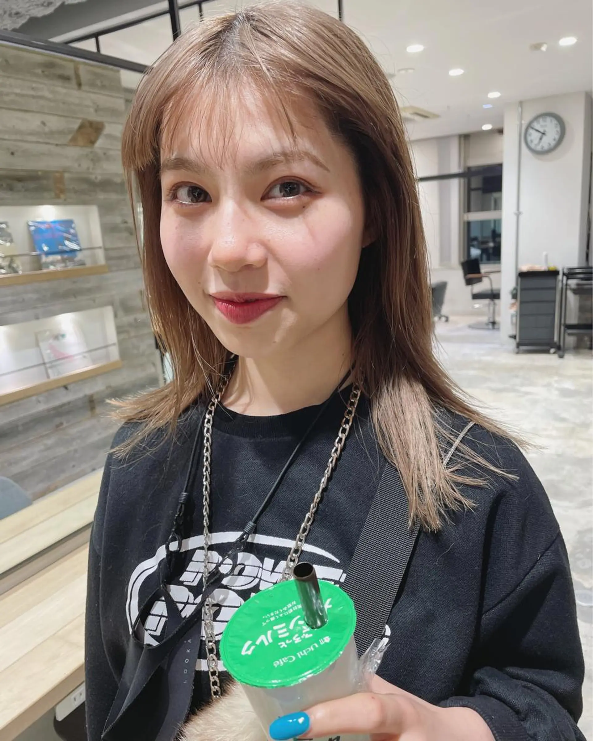 セミロング カラー ベージュカラー ブロンド ブロンドベージュ カット ヘアカラー トリートメント Loom.所属・村上雅人 ナチュラルモードのヘアスタイル