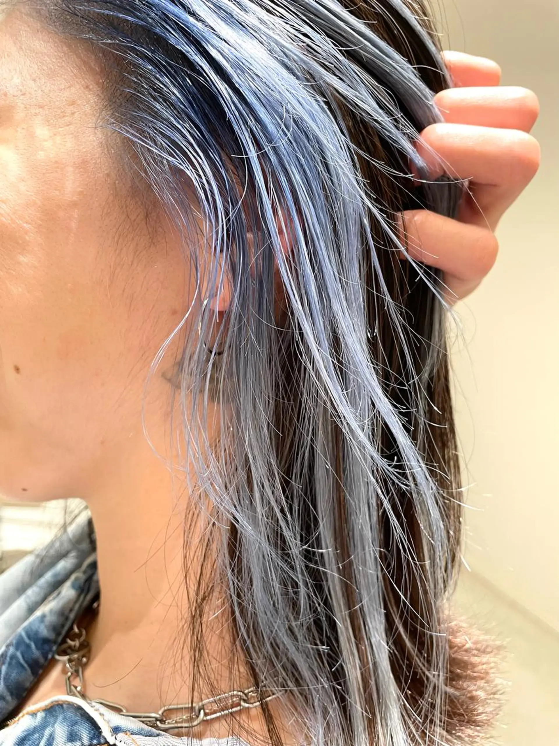 カラー ブリーチ ブルーカラー イヤリングカラー 中西倖 トップスタイリストのヘアスタイル