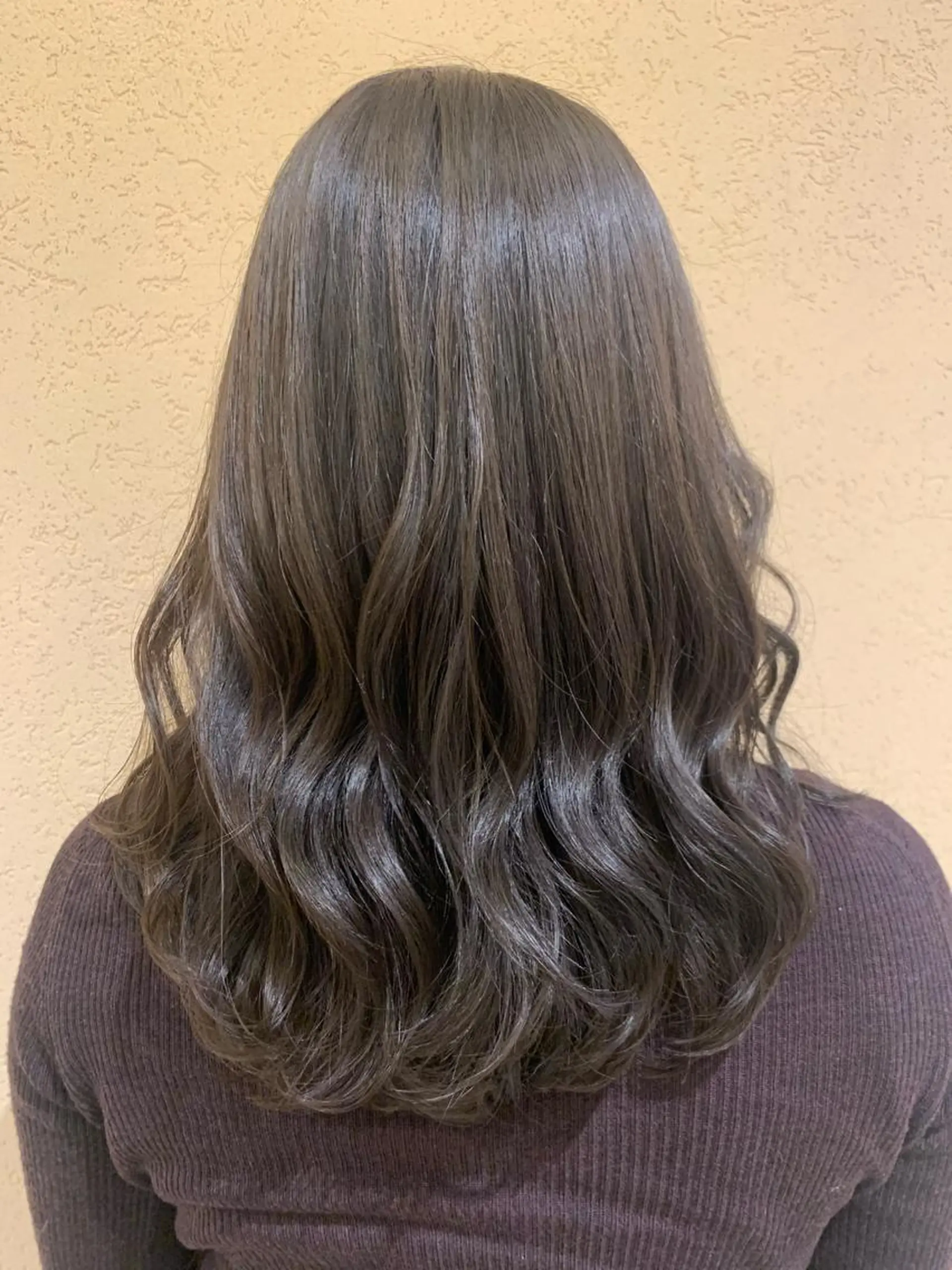 セミロング カラー 黒髪 グレーブラック シャドールーツ美容師 篠原康太のヘアスタイル