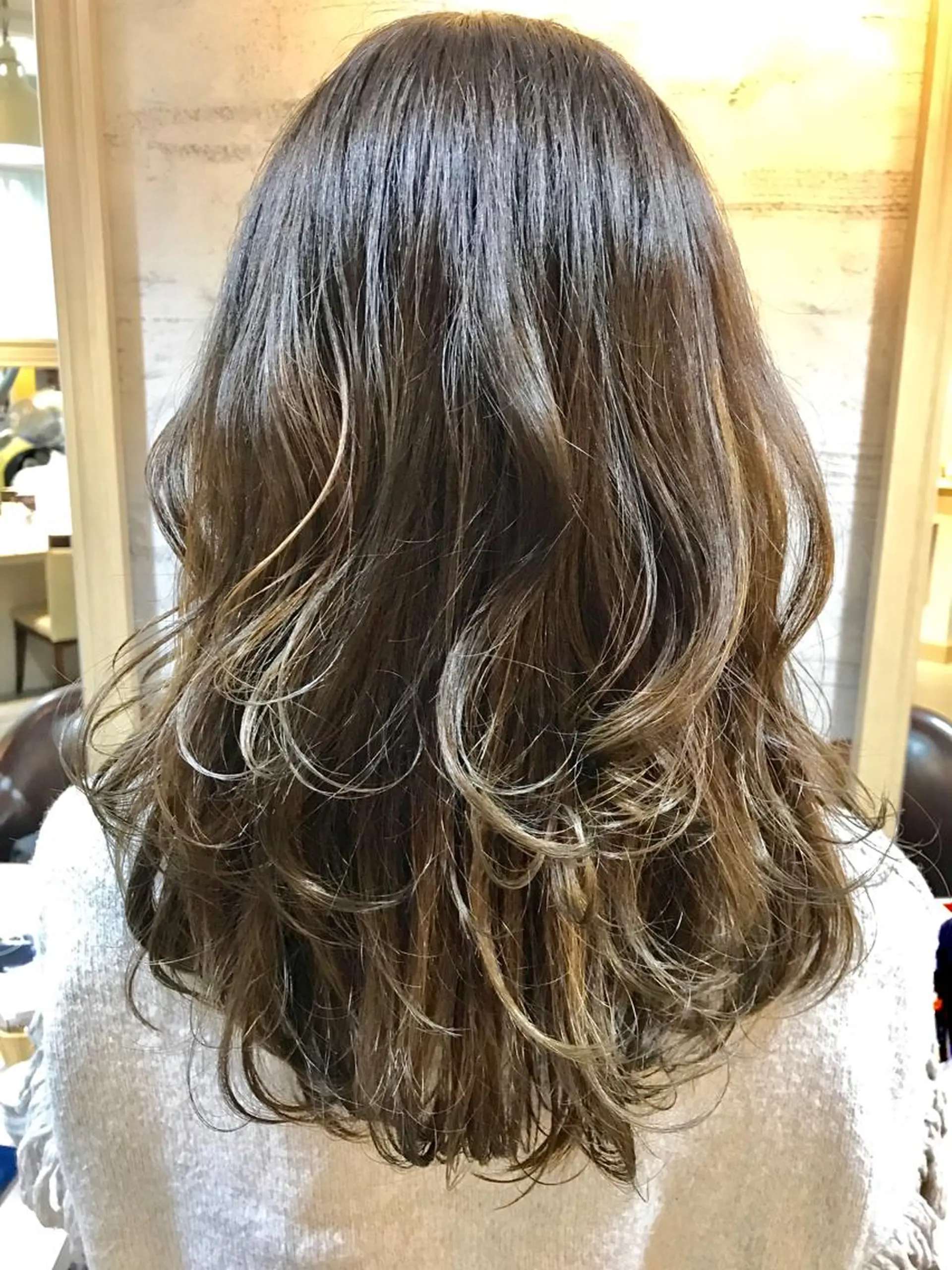 セミロング カラー ブリーチ グラデーションカラー レイヤーカット tocolaso 柏所属・レイヤーカット/ 根本瑠実のヘアスタイル