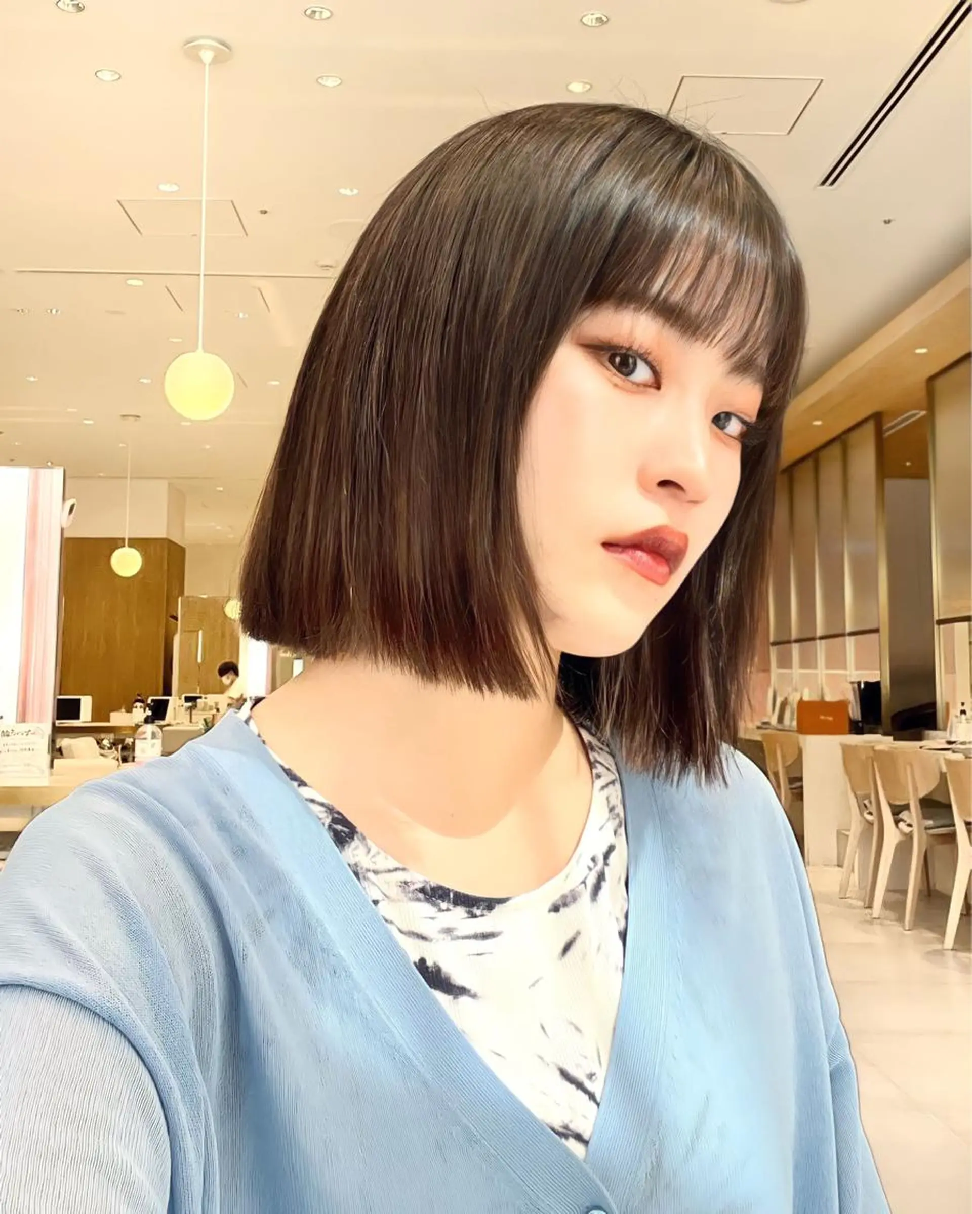 ショート カラー 切りっぱなしボブ 前下がりボブ ベージュカラー ブリーチ グレージュ カット ヘアカラー トリートメント ニュアンスレイヤー ハイトーンカラーのヘアスタイル