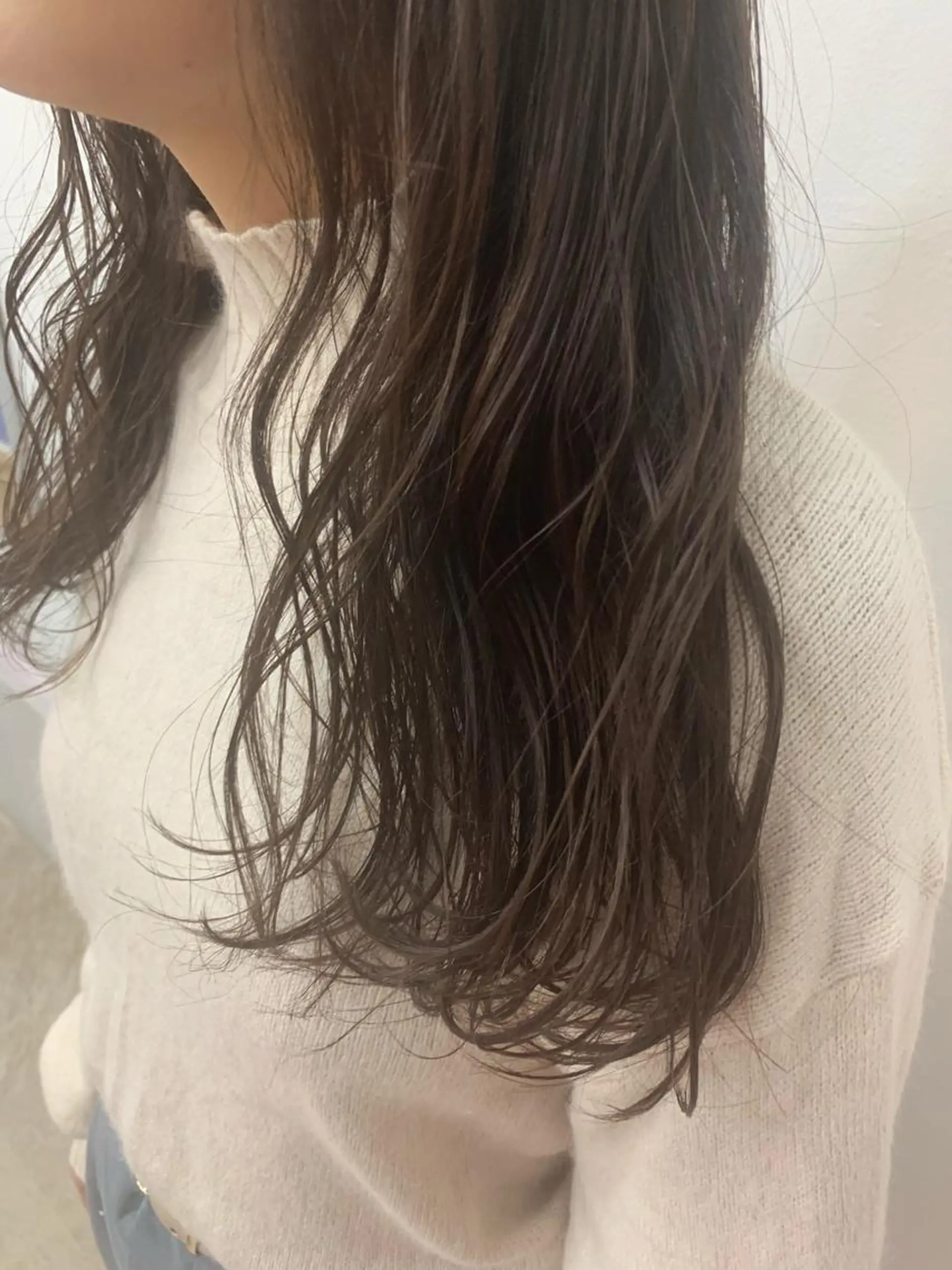 ロング カラー ベージュカラー ブリーチ ミルクティーベージュ ヘアカラー トリートメント chama レイヤーカットのヘアスタイル
