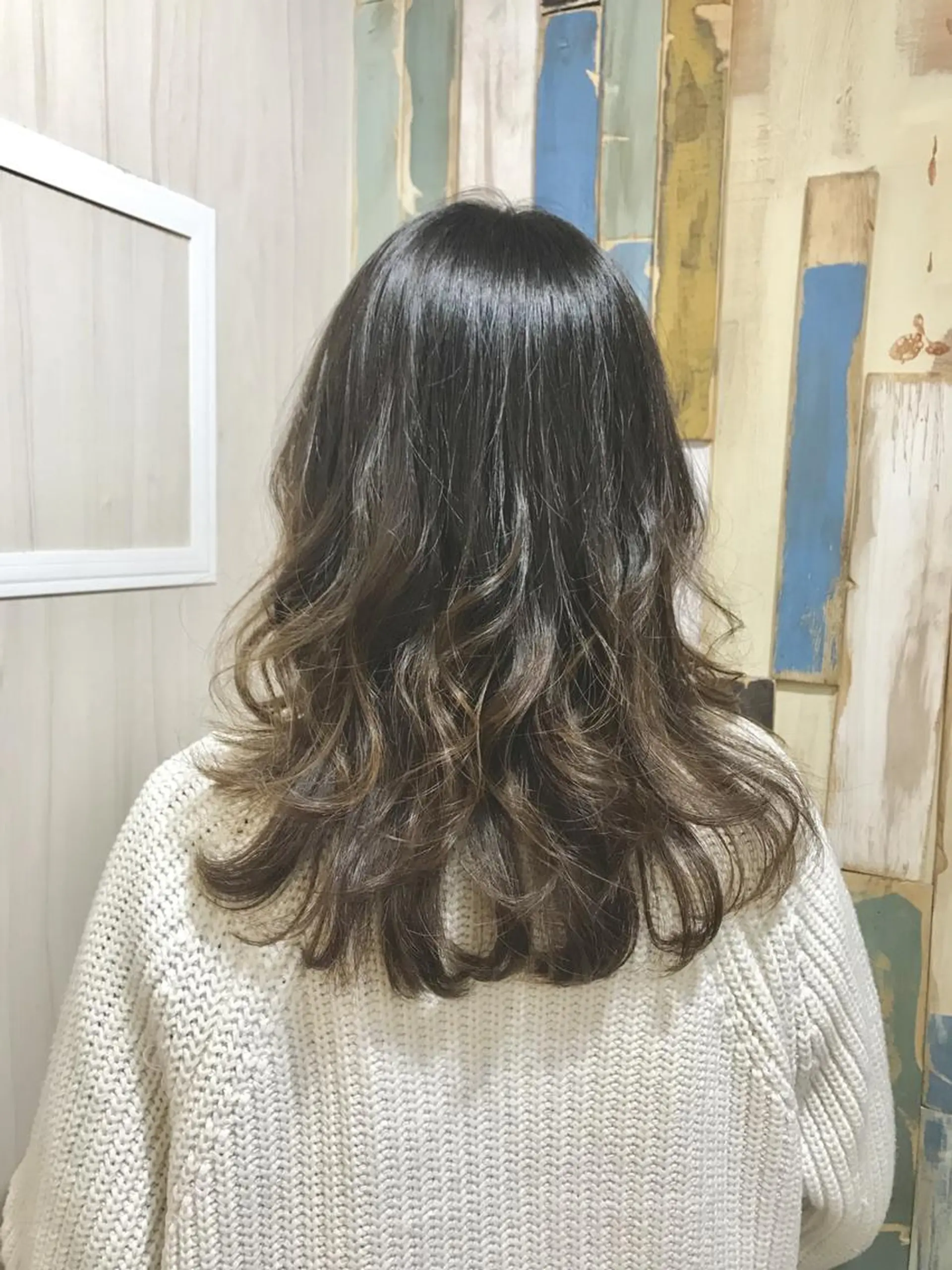 カラー 嶋村夏実🌼レイヤー 🌸白髪ぼかしのヘアスタイル