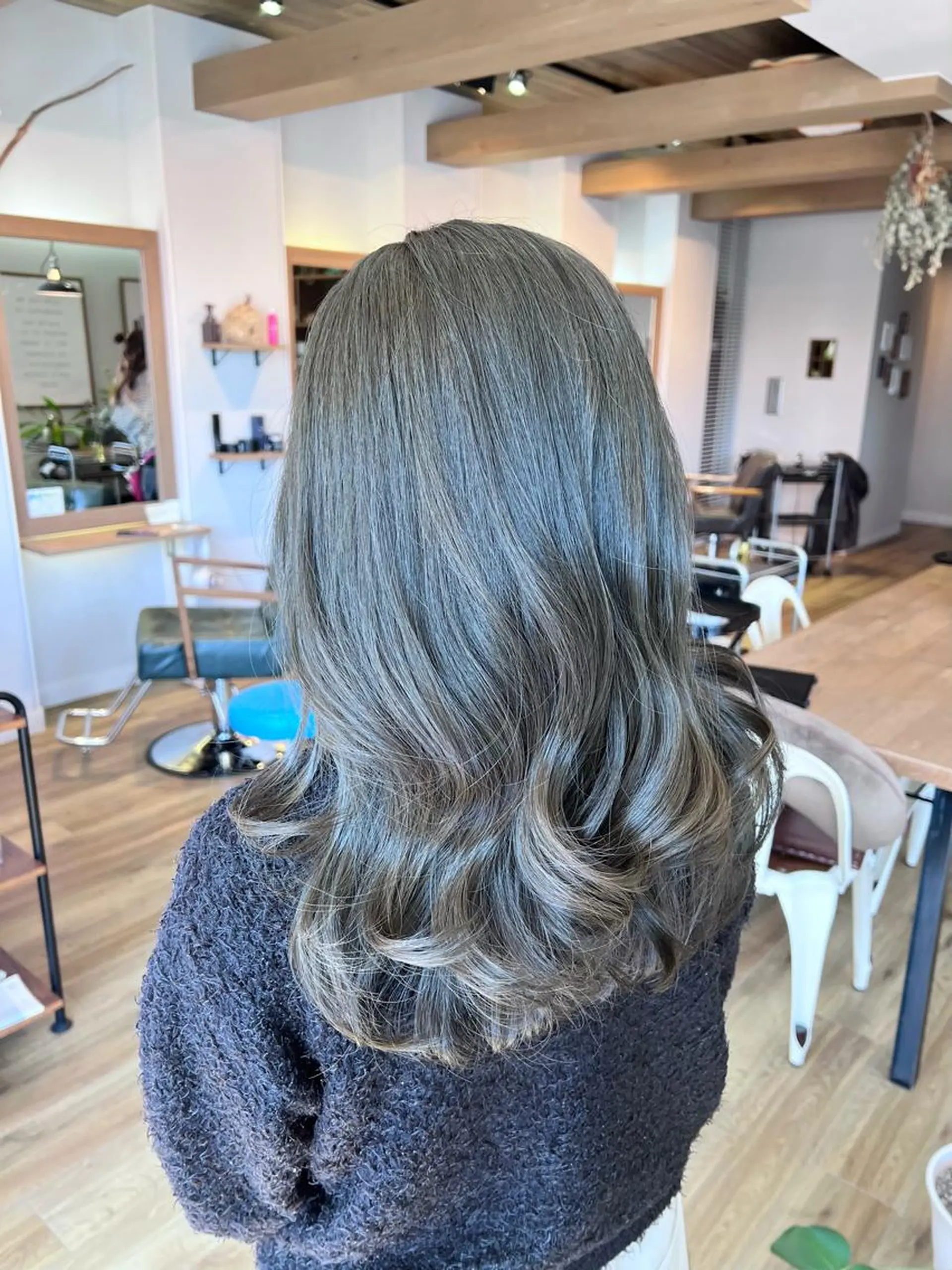 ロング カラー グレージュ オリーブグレージュ オリーブグレー カット ヘアカラー トリートメント ツキダテ ユイのヘアスタイル