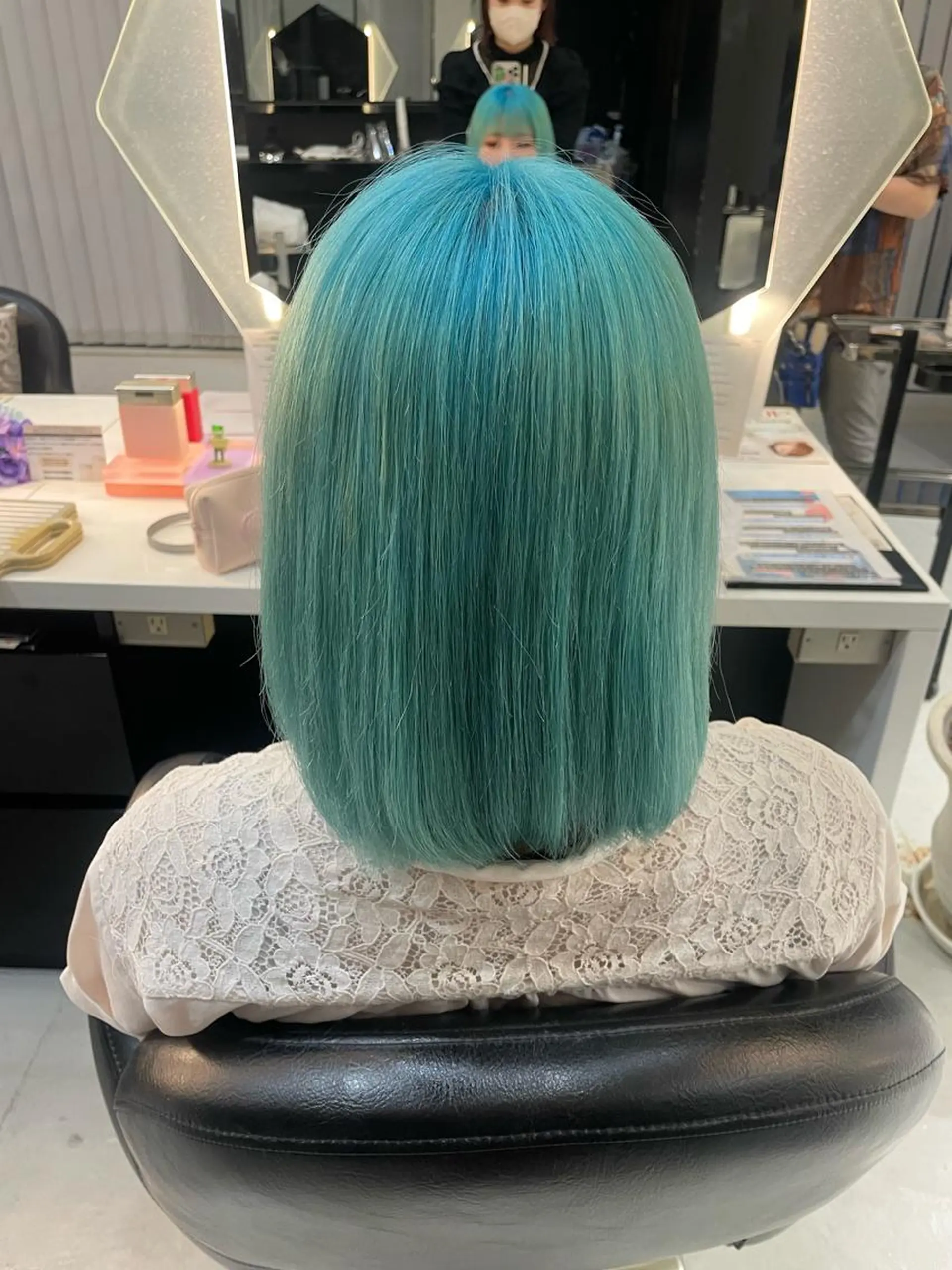 ミディアム カット ヘアカラー トリートメント 超透明感カラー🦋韓 国羽エクステ🪽🫧のヘアスタイル