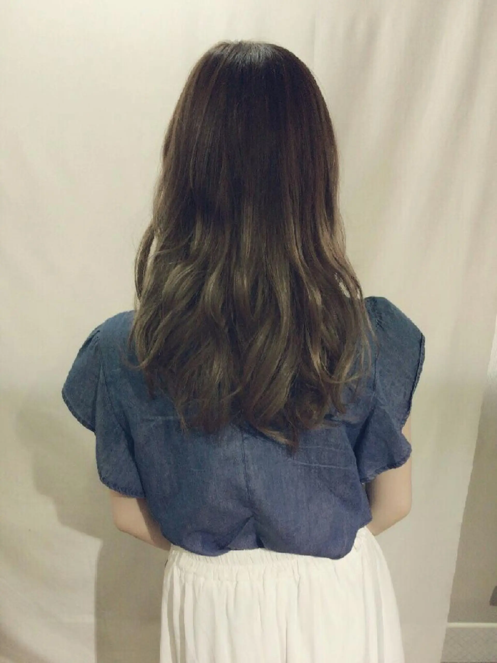 ミディアム カラー アッシュ ベージュカラー ブリーチ グラデーションカラー alpha. カラーエクステ下妻のヘアスタイル