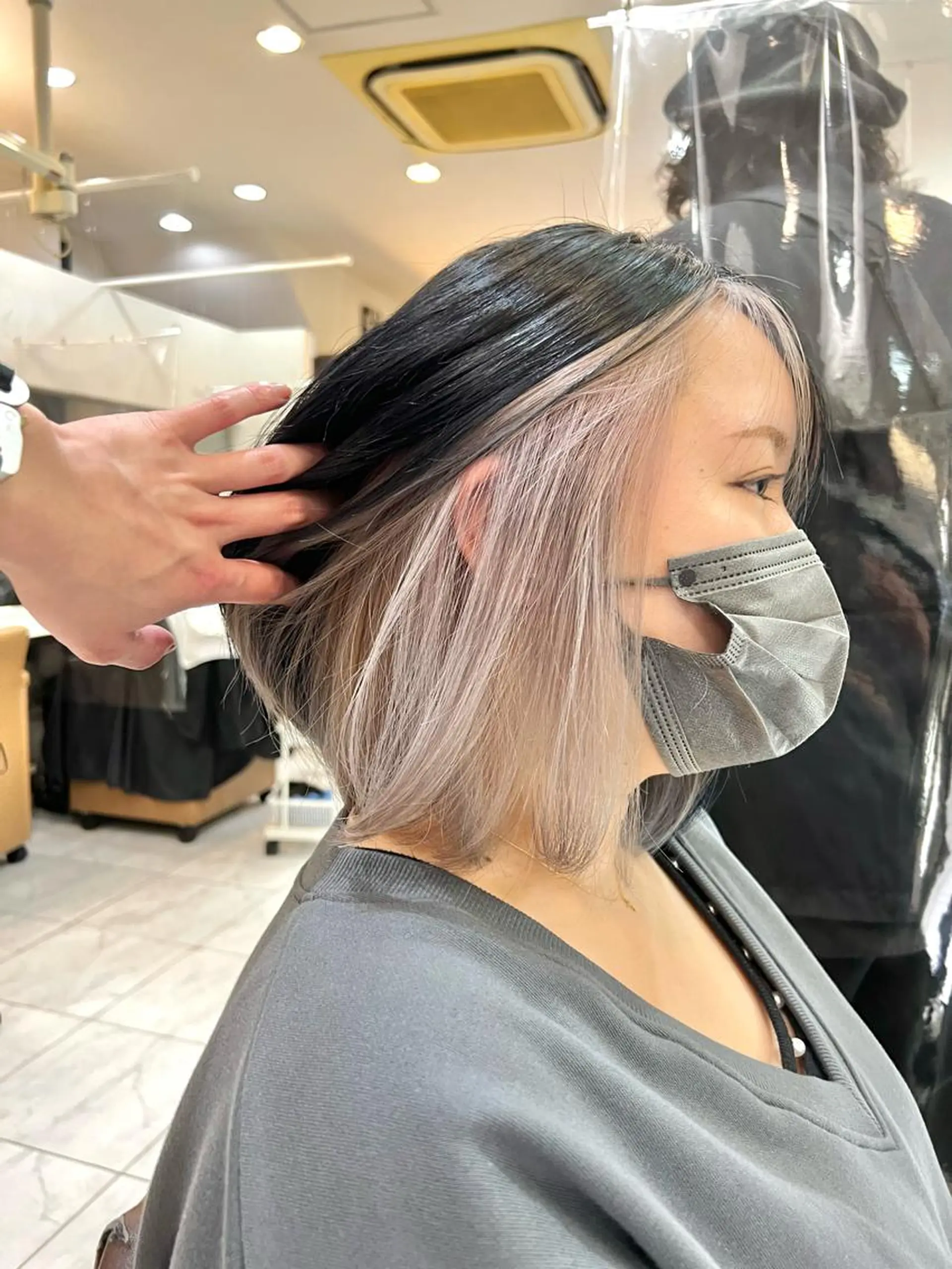 ショート カラー ブリーチ シルバー 🔶似合わせセンター パート/ヤス🔶のヘアスタイル