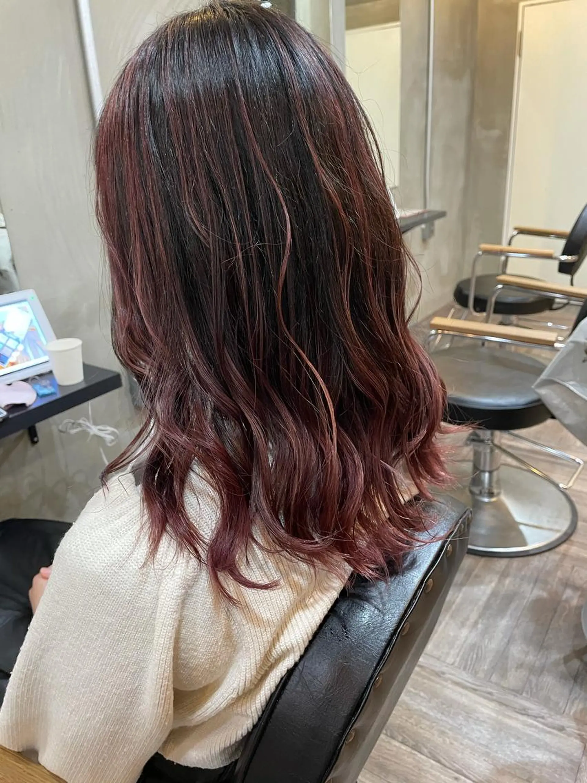 ミディアム カラー バレイヤージュ ピンクカラー レッドカラー レイヤーカット カット ヘアカラー トリートメント La fith 店長 城谷颯人のヘアスタイル