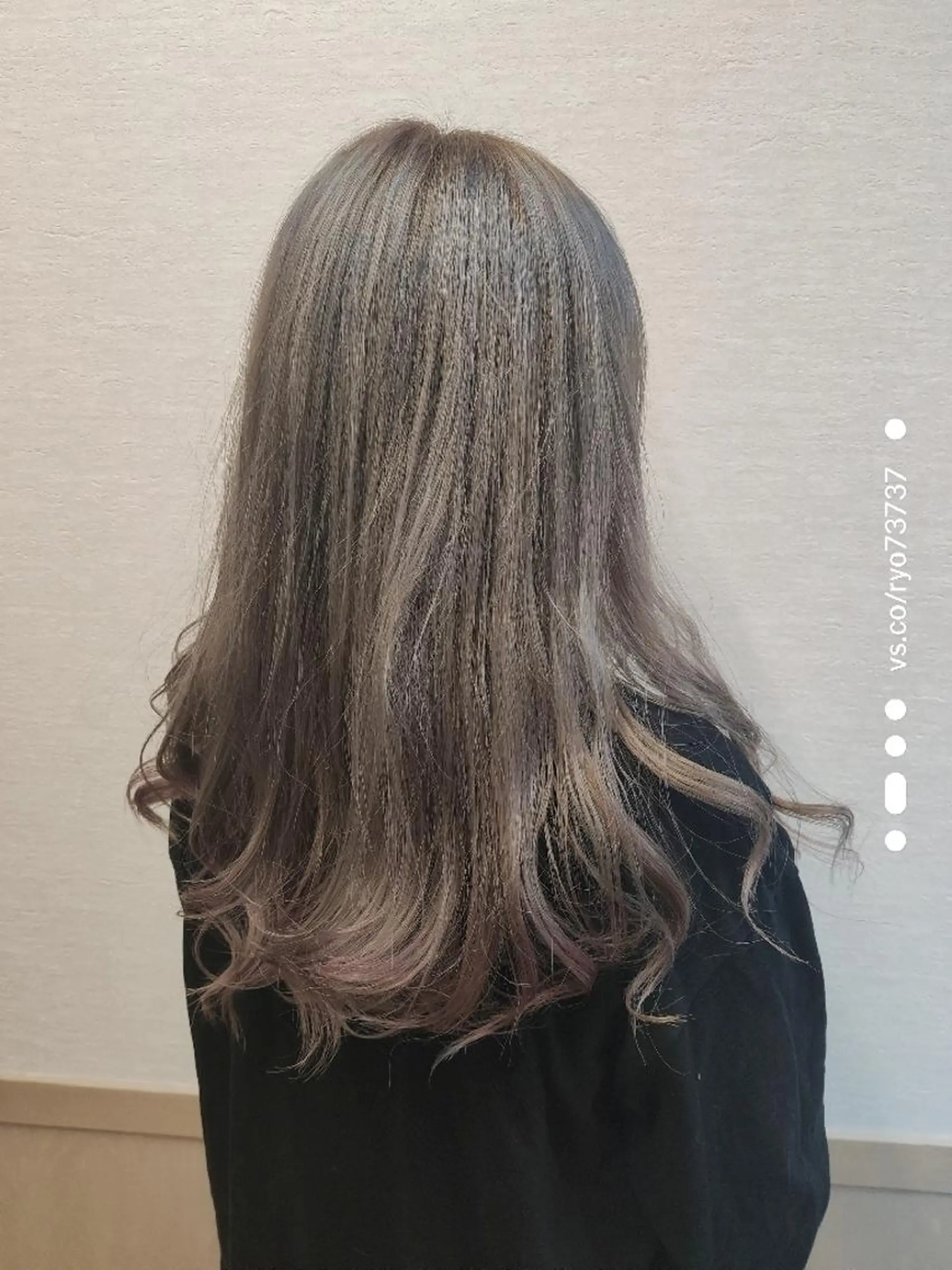 ロング カラー アッシュ シルバー シルバーアッシュ 伊藤 瞭のヘアスタイル