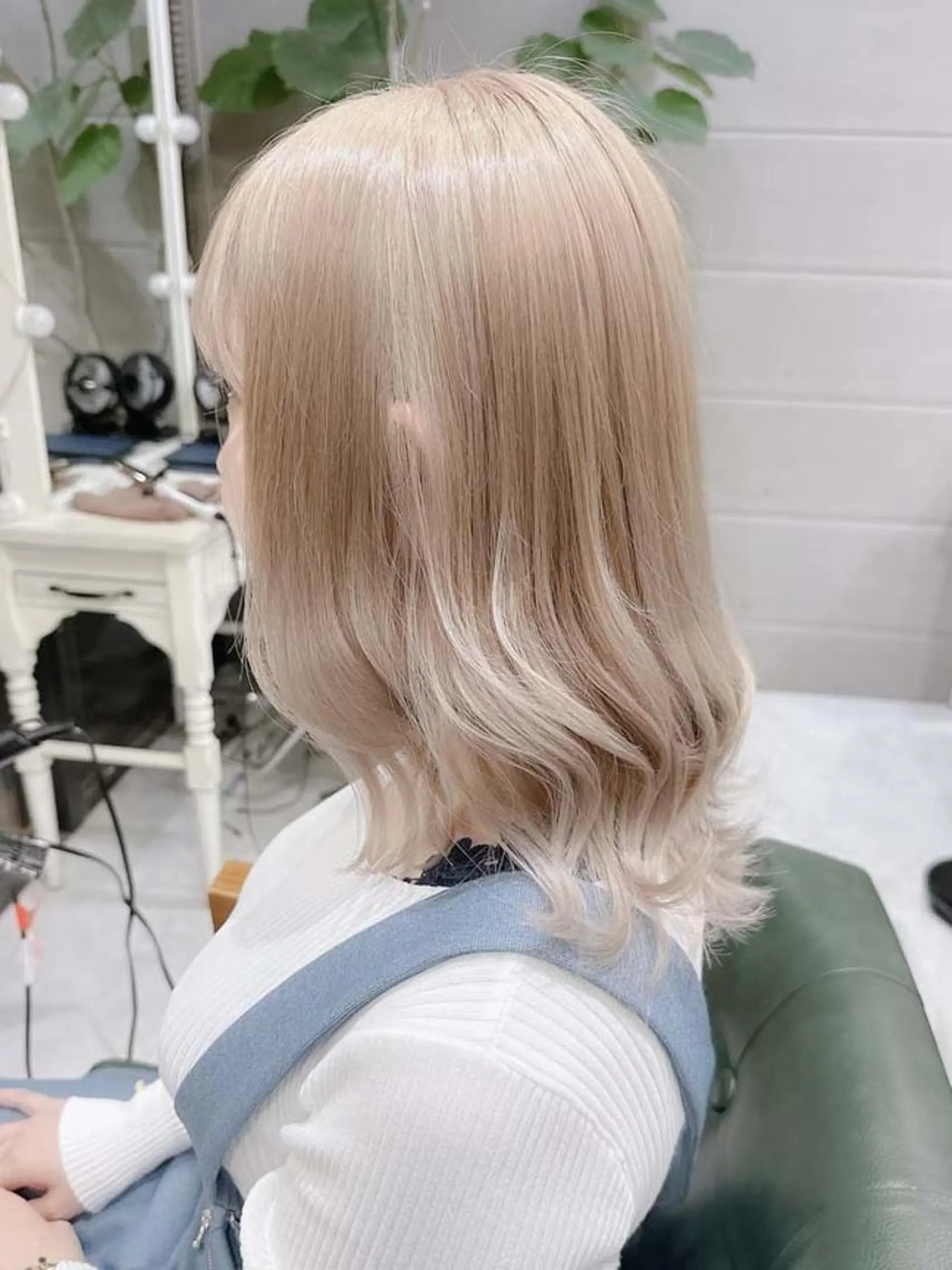 セミロング カラー ヘアアレンジ ブリーチ ケアブリーチ 透明感カラー デザインカラー ハイトーンカラー Days 透明感カラーのヘアスタイル