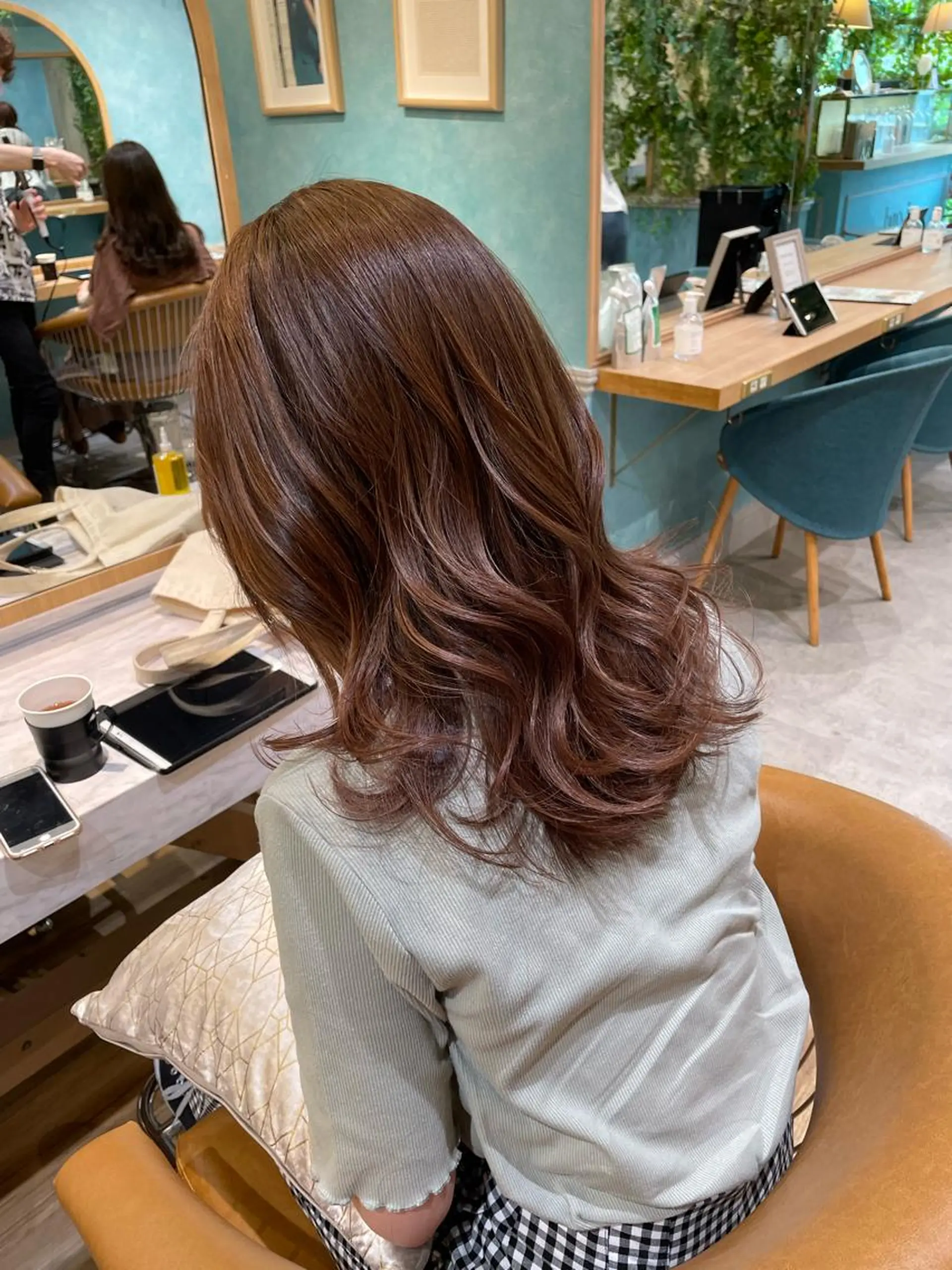 ミディアム カット ヘアカラー トリートメント 山本翔一郎 韓国顔周りレイヤーのヘアスタイル