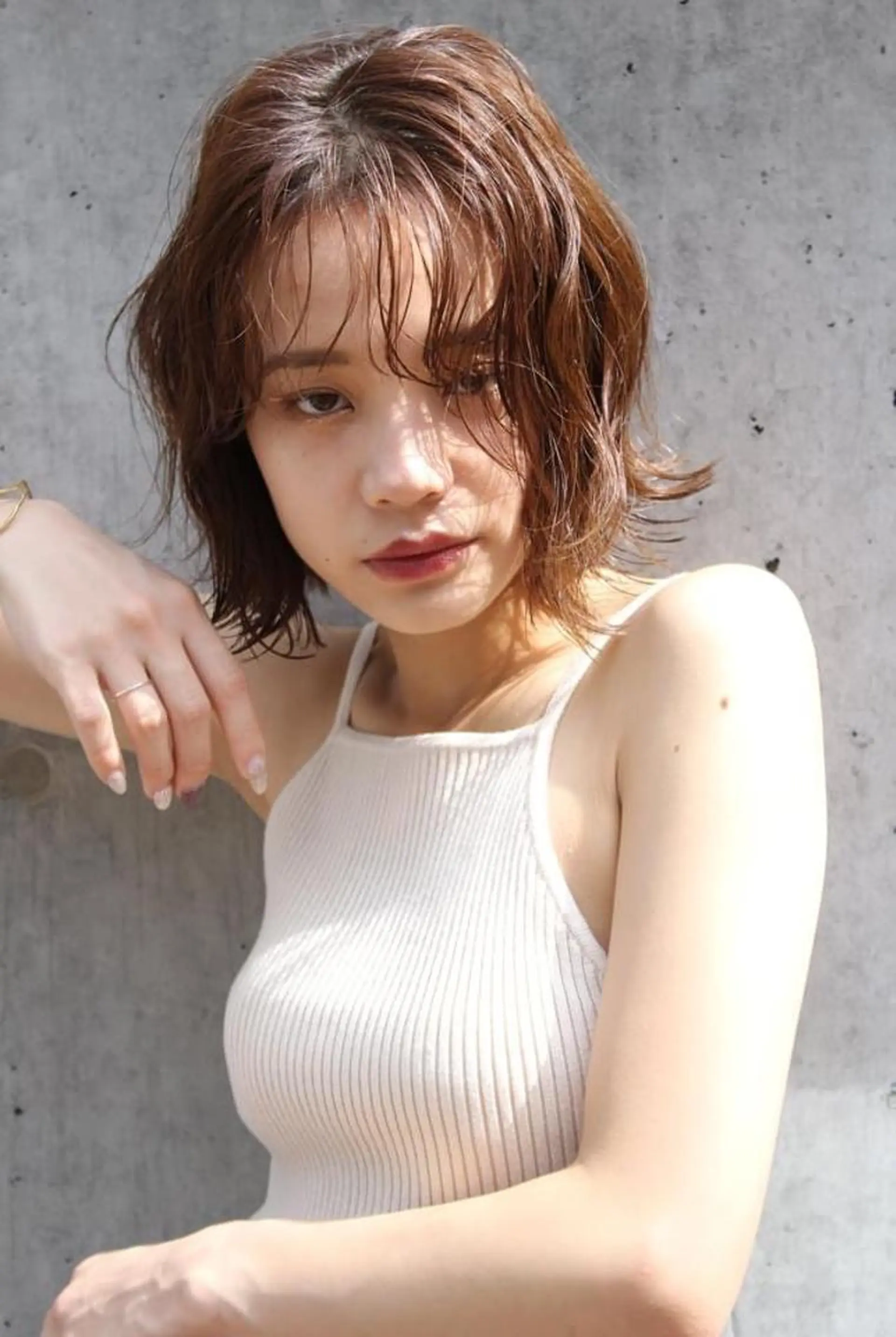 ミディアム ブリーチなしカラー/ 顔周りレイヤーカットのヘアスタイル