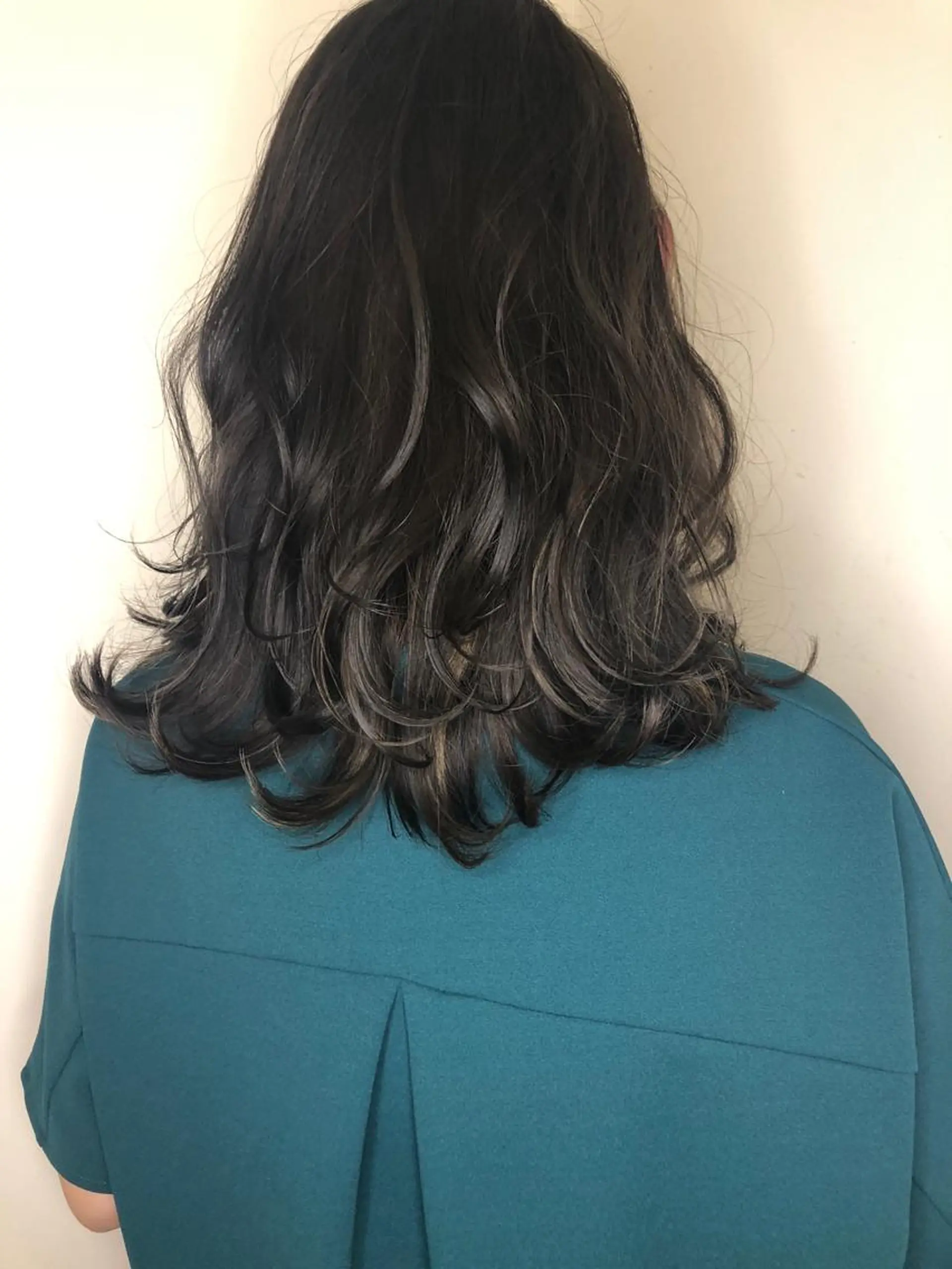 ミディアム カラー グレージュ ハイライトカラー メッシュ ハイライト omocha hair salon所属・大嶋 伸吾のヘアスタイル