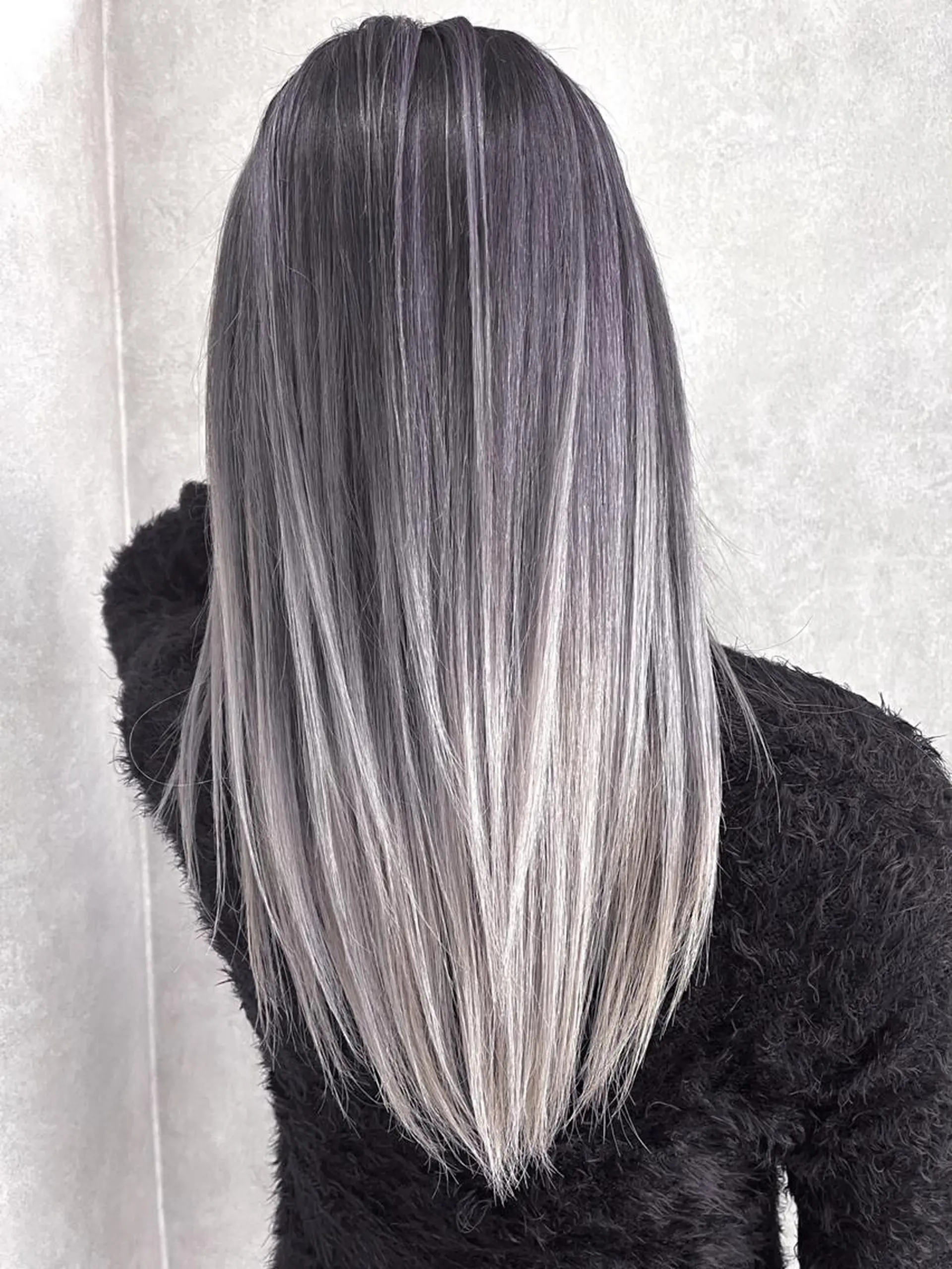 ロング カラー パーマ ヘアアレンジ シールエクステ アッシュ バレイヤージュ ベージュカラー ブリーチ L. OSAKAのヘアスタイル