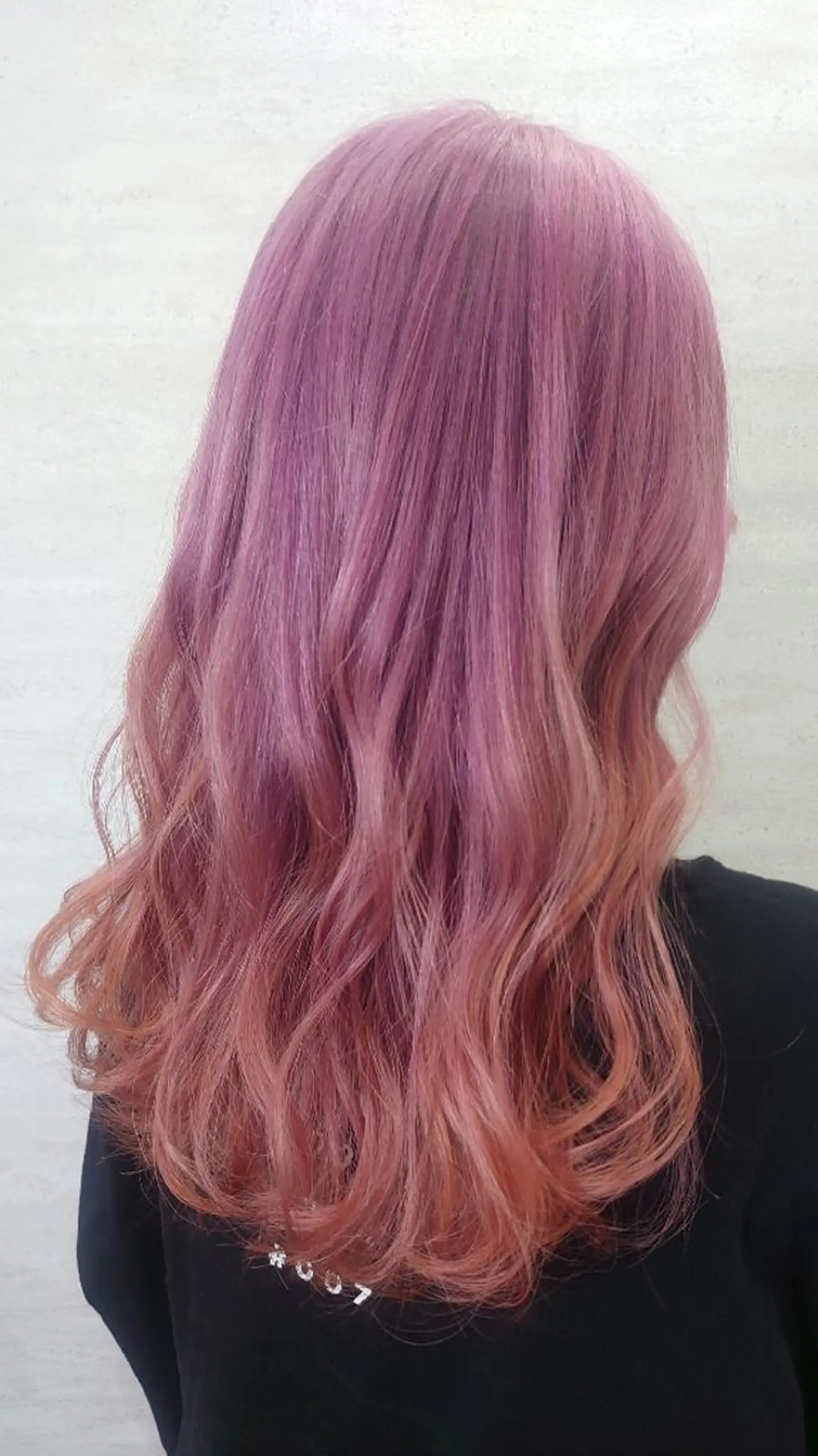 ロング カラー アッシュ ベージュカラー ブリーチ ピンクカラー カット ヘアカラー KUGE AKIFUMIのヘアスタイル