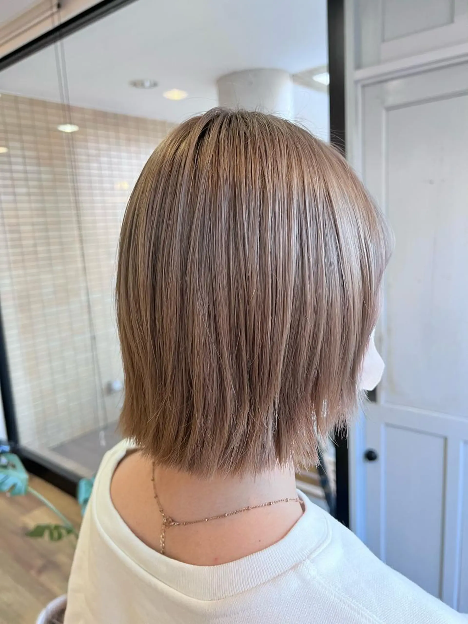 ショート カラー ベージュカラー ブリーチ ヘアカラー トリートメント ツキダテ ユイのヘアスタイル