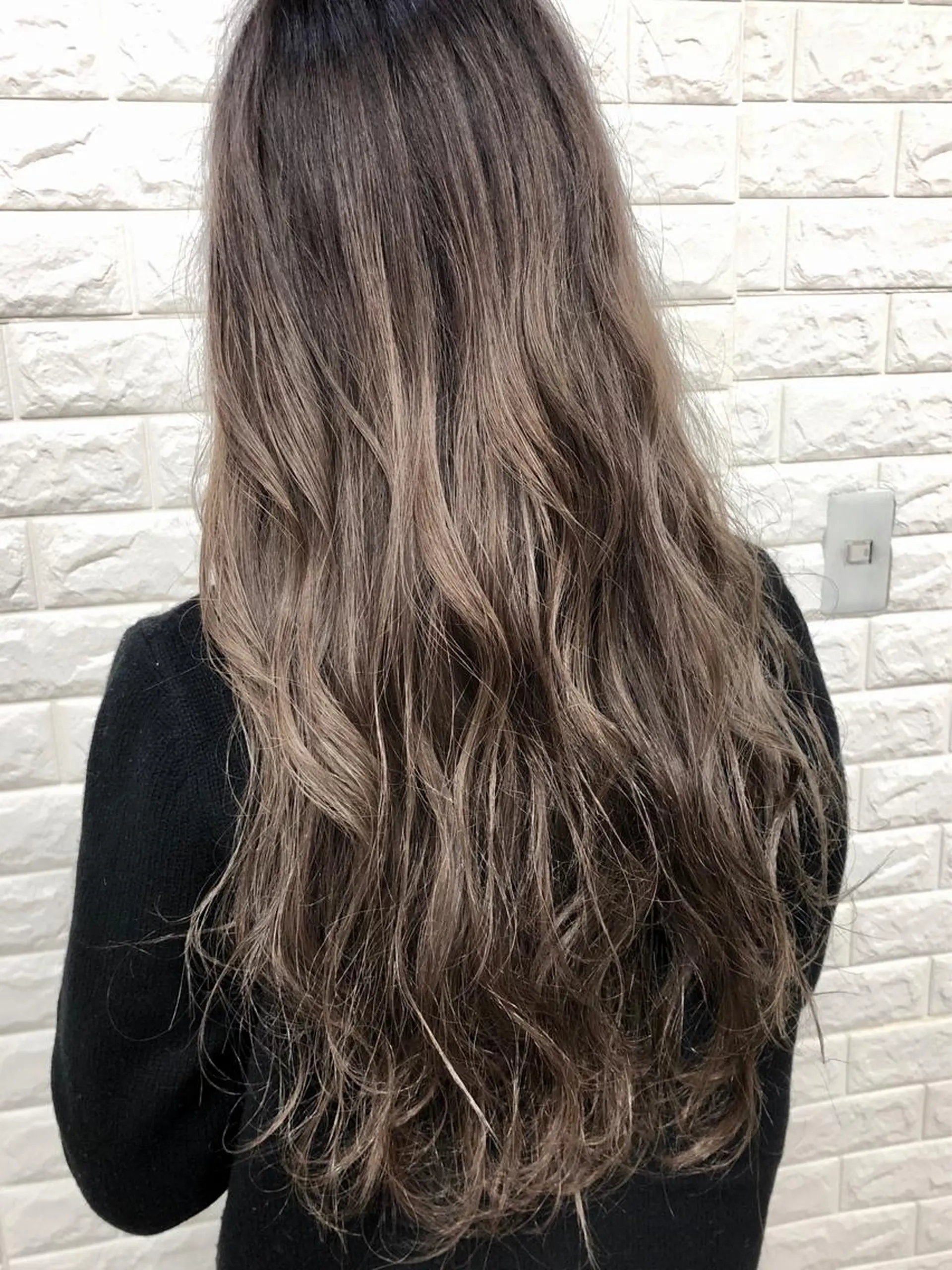 ロング カラー バレイヤージュ ブリーチ ケアブリーチ レイヤーカット ヘアカラー トリートメント famille所属・famille ファミーユのヘアスタイル