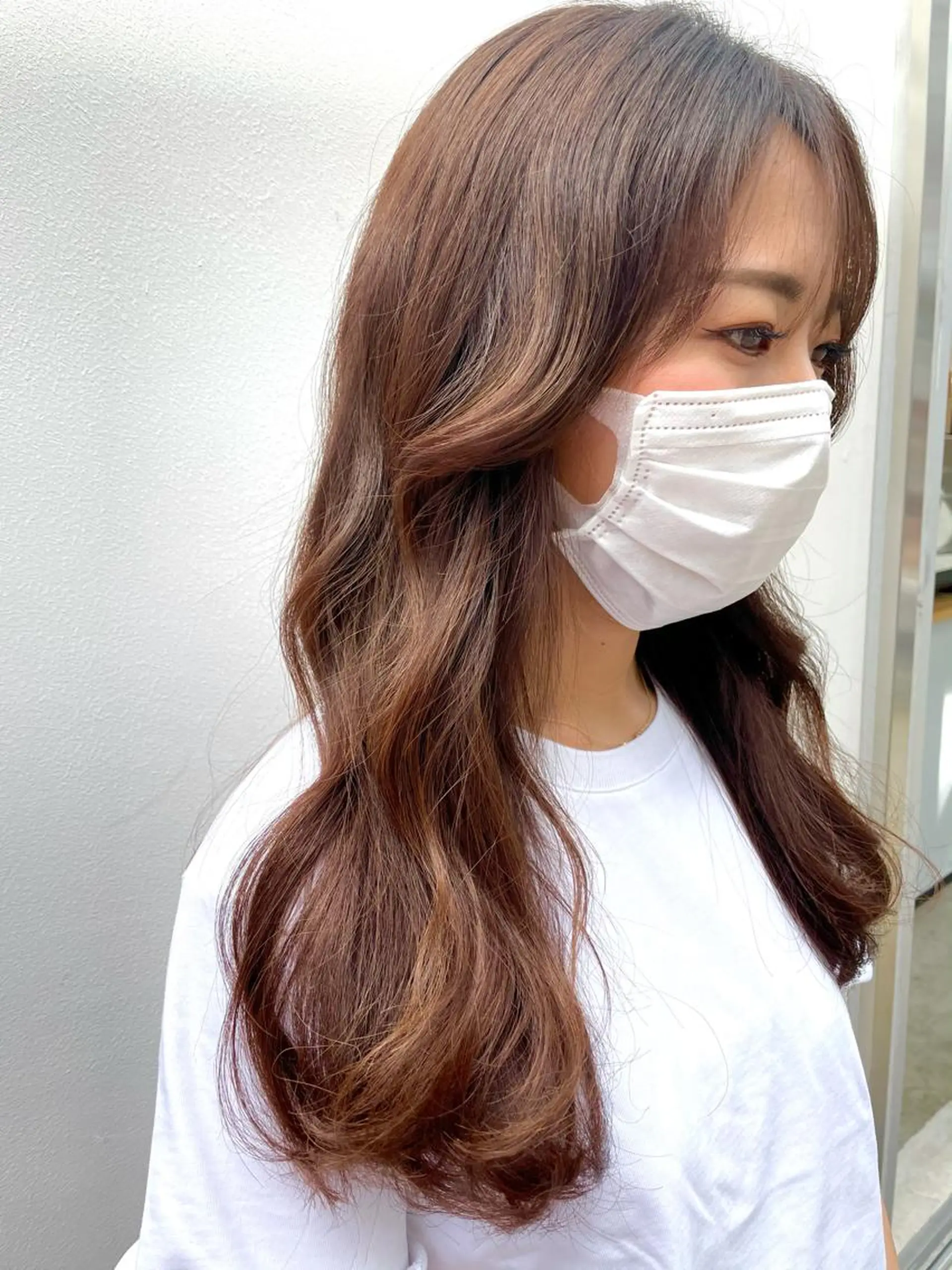 セミロング カラー ベージュカラー ブリーチ ブリーチなしカラー オレンジ オレンジベージュ カット ヘアカラー chama レイヤーカットのヘアスタイル