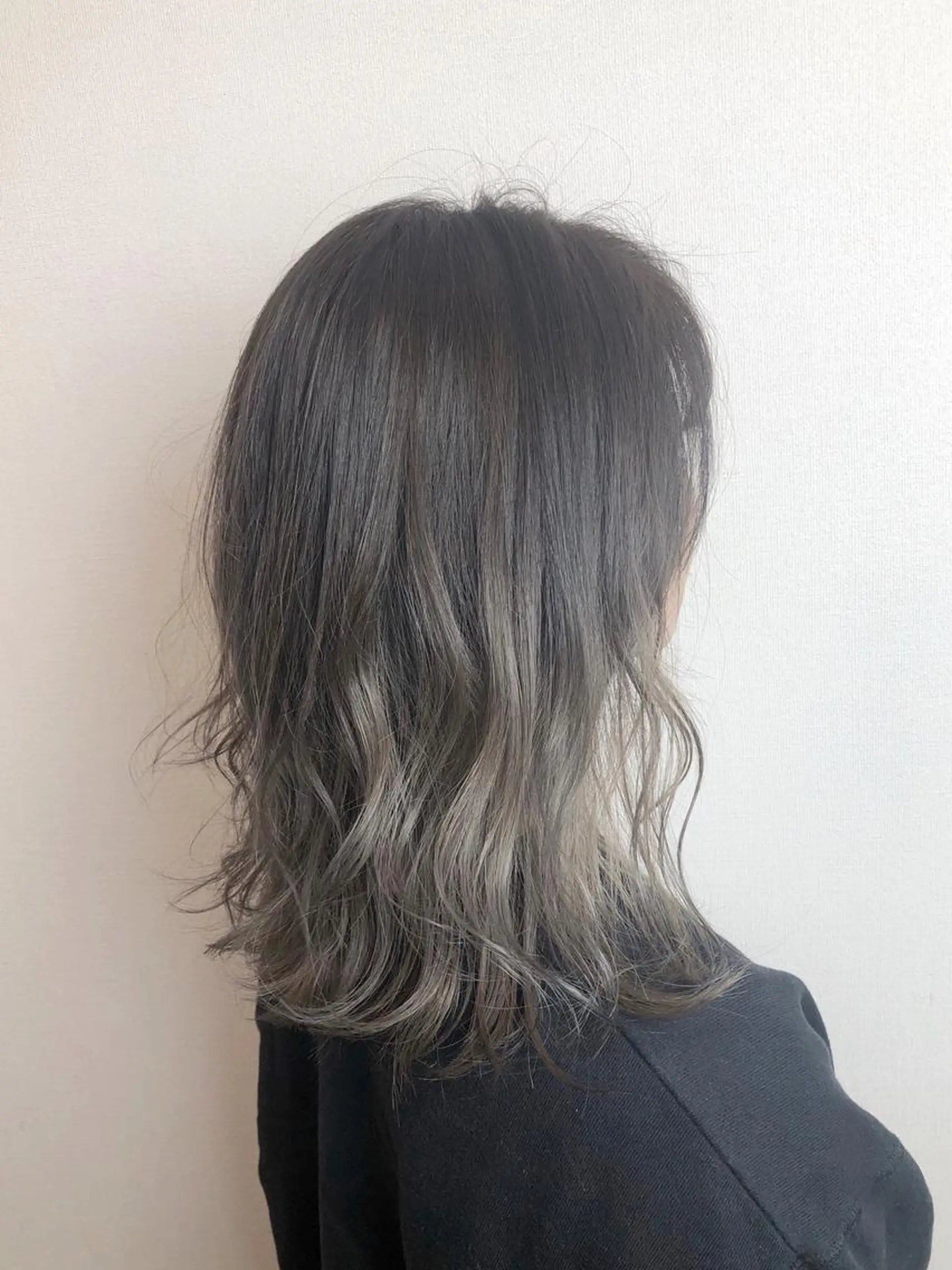 セミロング カラー アッシュ ベージュカラー ブリーチ グラデーションカラー 是枝 さくらのヘアスタイル