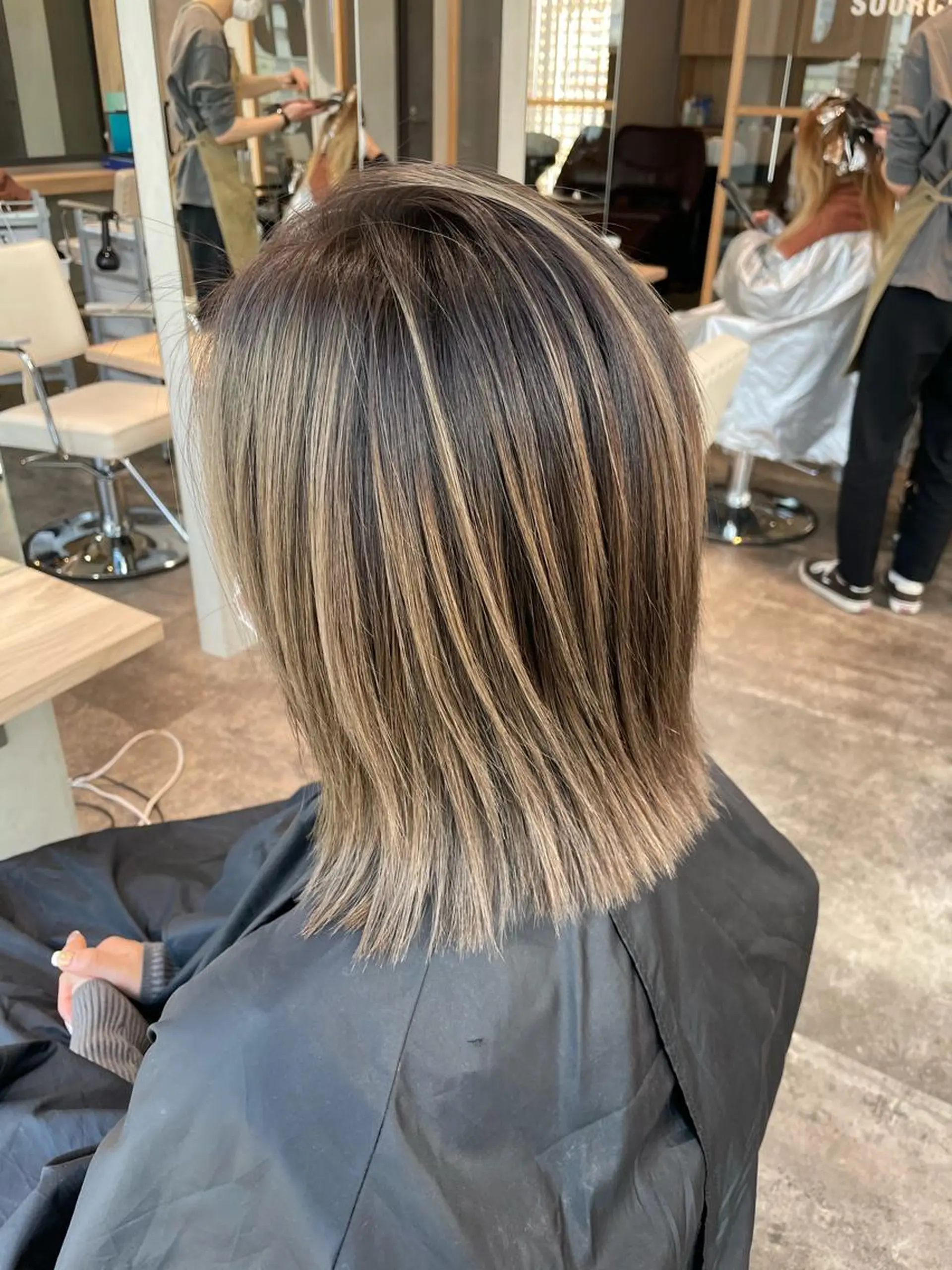 ミディアム レイヤーカット トリートメント 顔タイプ診断®︎ ハイトーンカラーのヘアスタイル