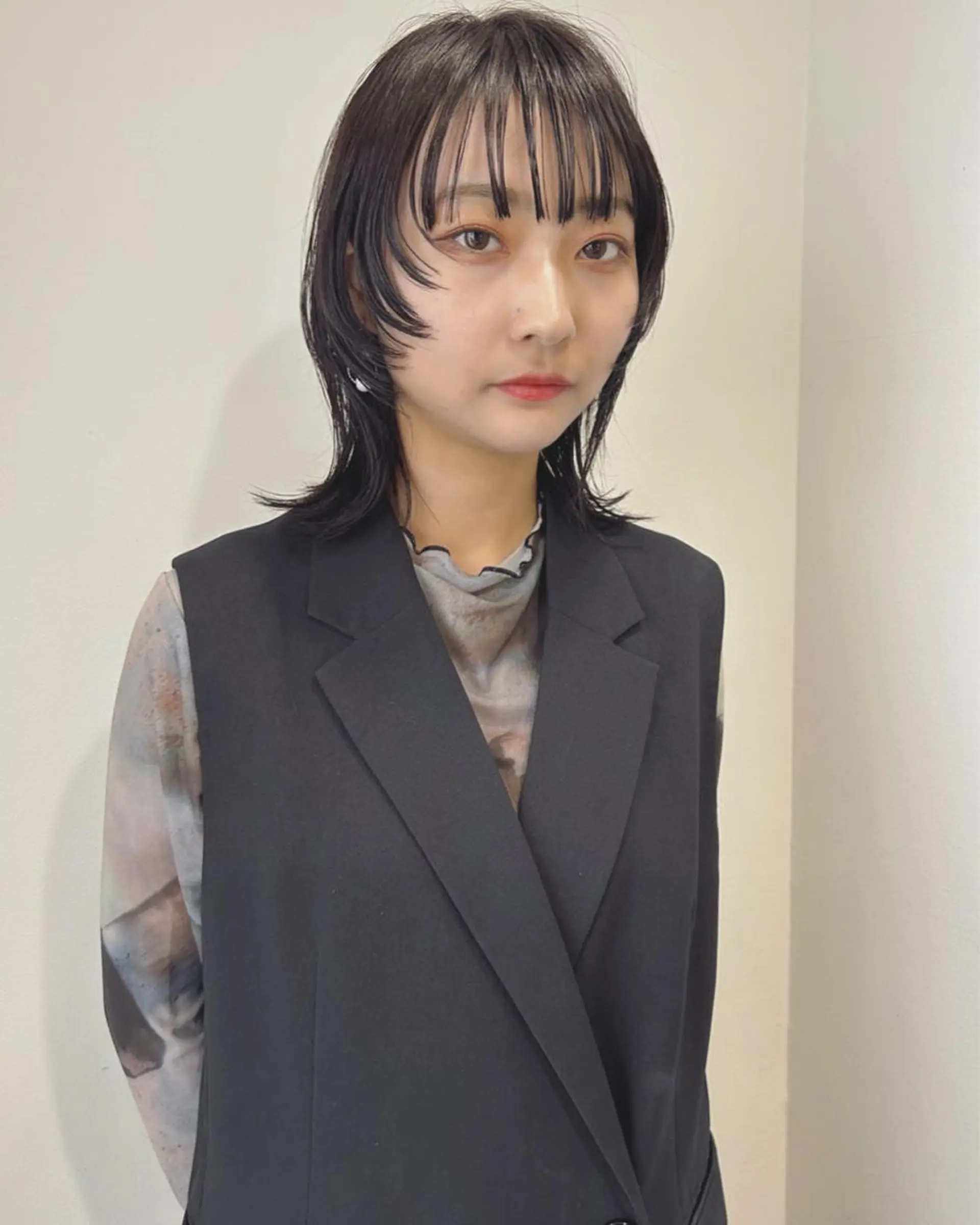 ミディアム カラー ウルフカット カット ヘアカラー トリートメント Loom.所属・村上雅人 ナチュラルモードのヘアスタイル