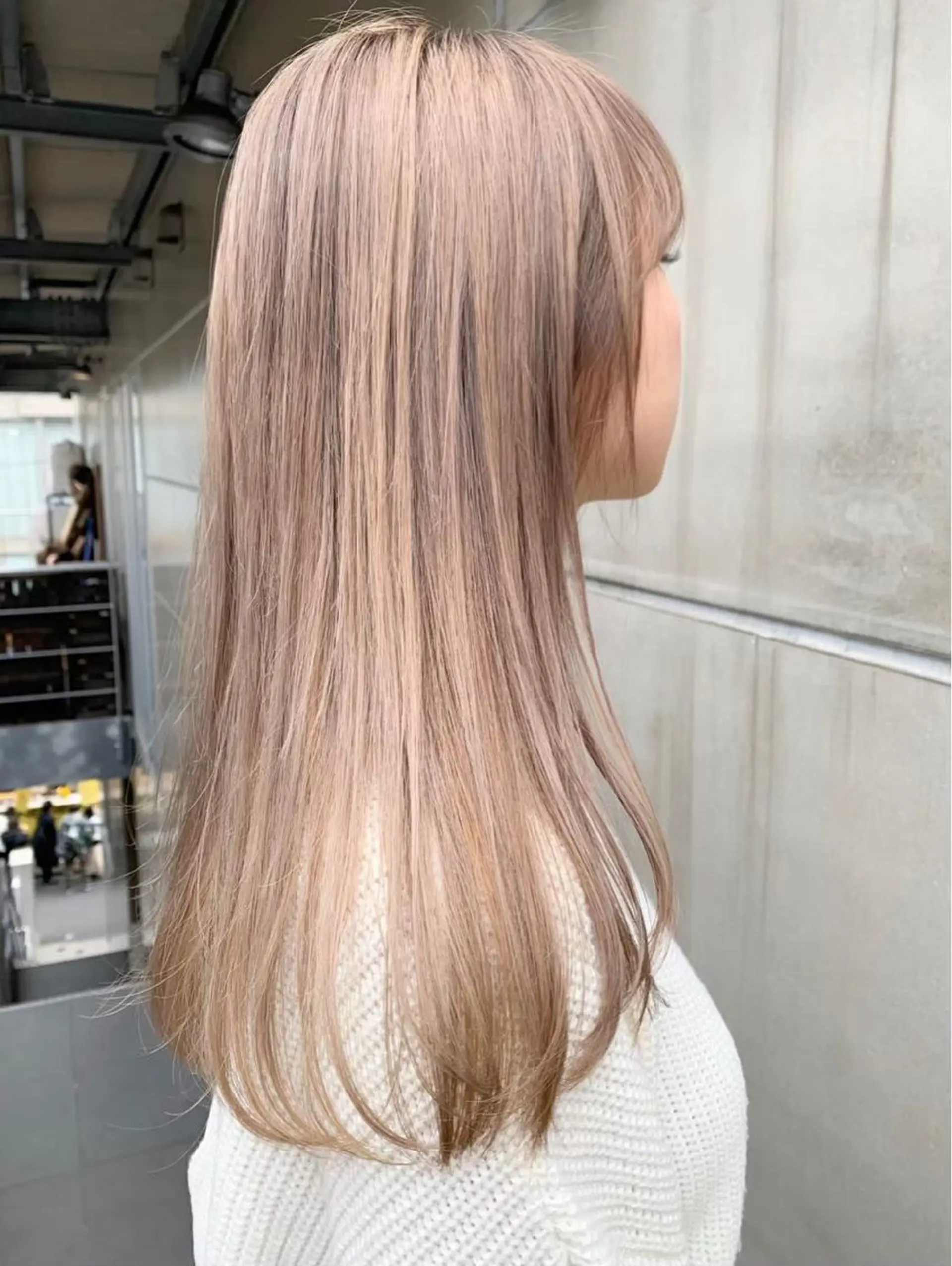ロング カラー ヘアアレンジ ベージュカラー デザインカラー ハイトーンカラー 原宿レイヤーカット 渋谷【山本喜熙】のヘアスタイル