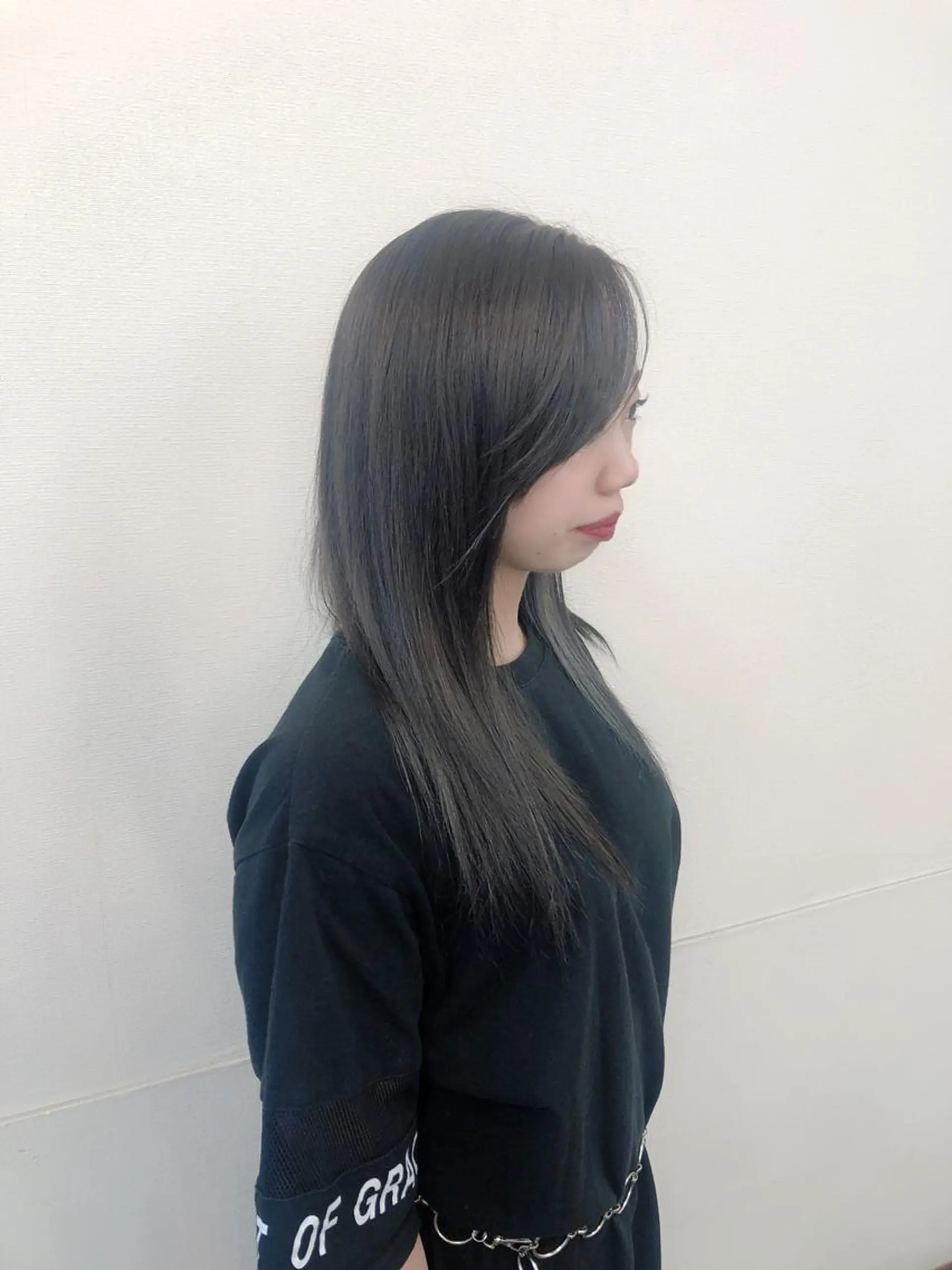 セミロング カット ヘアカラー 縮毛矯正 崎山 瑠依のヘアスタイル