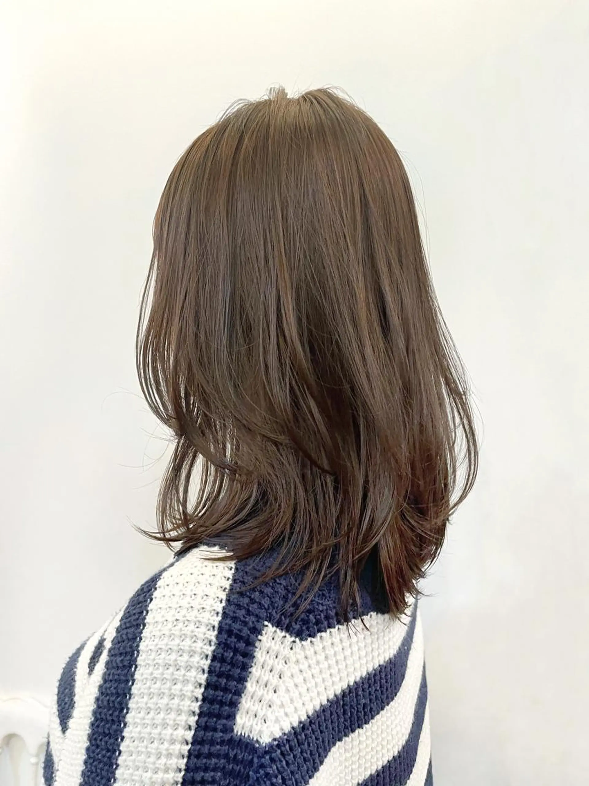 ミディアム カラー ミディアムレイヤー ベージュカラー レイヤーカット カット ヘアカラー トリートメント HIROKI ” stylistのヘアスタイル