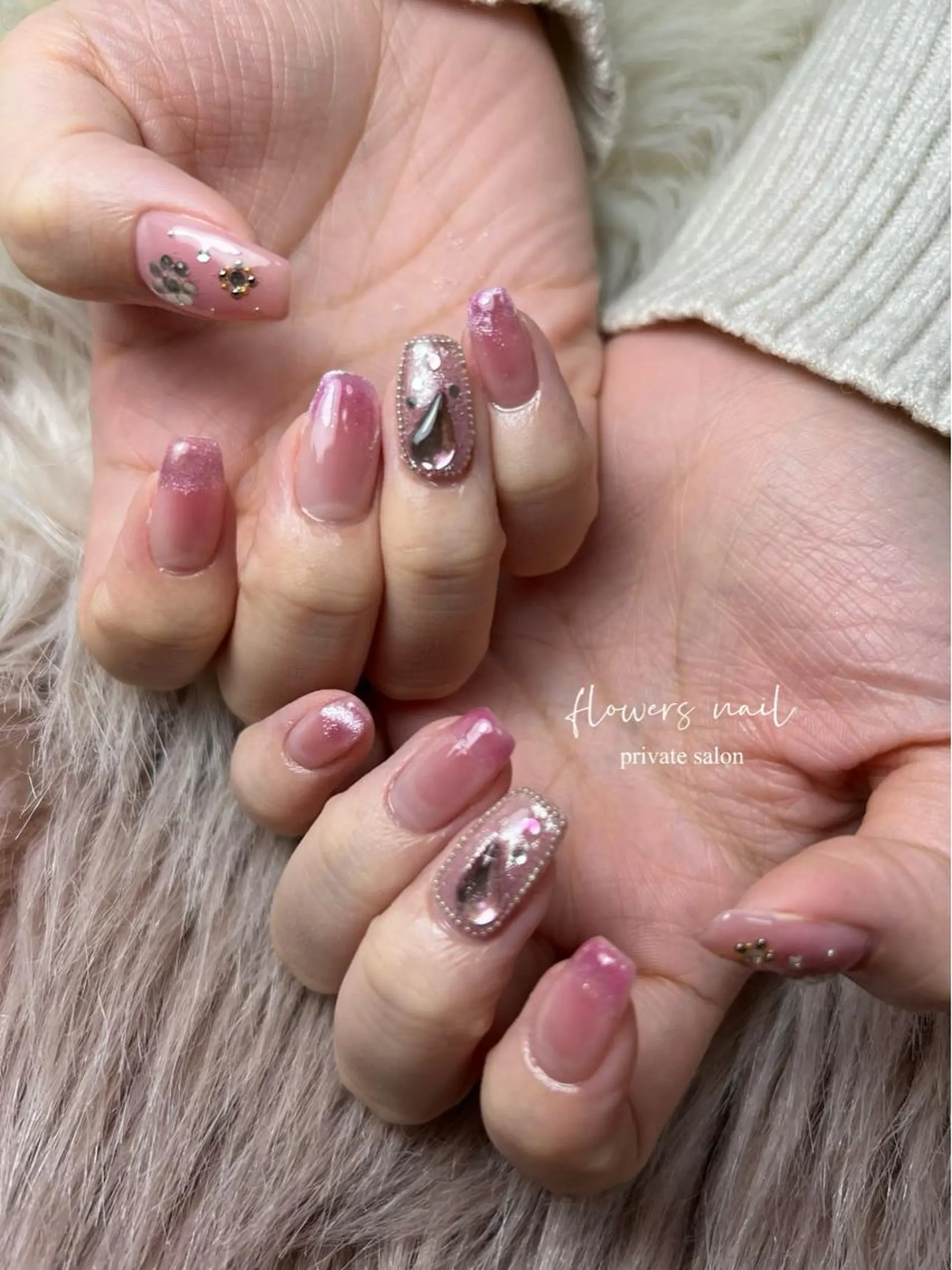 ネイル ジェルネイル グラデーション マグネットネイル 持ち込み パラジェル flowers nailのネイルデザイン