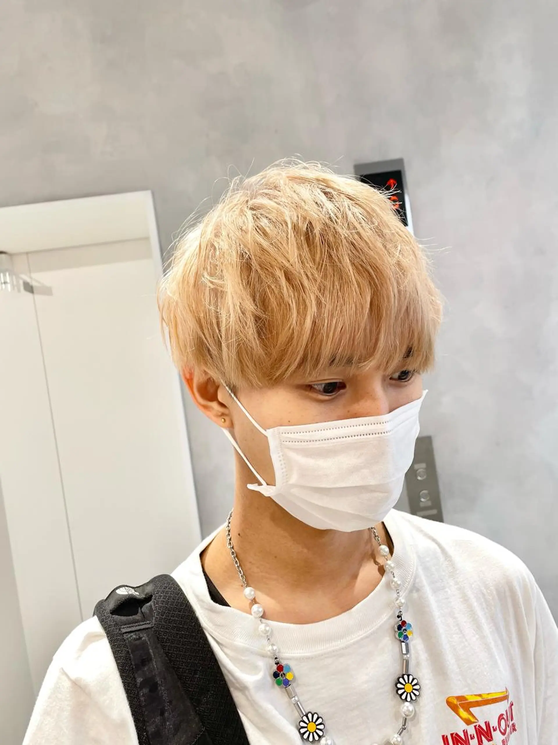 ショート カラー メンズ ベージュカラー ミルクティーベージュ meme原宿所属・ブロンド・ハイトーン ／遠藤将太のヘアスタイル