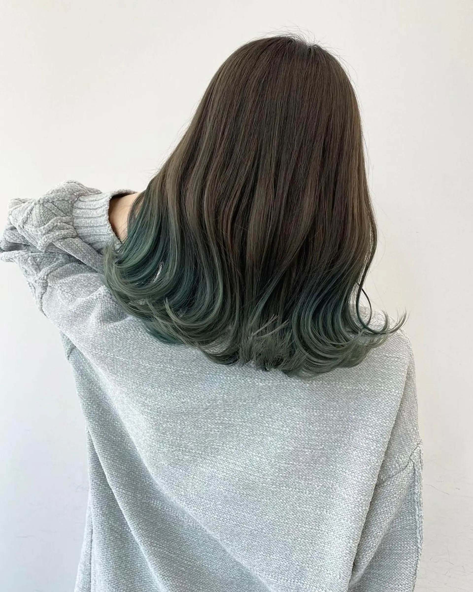 カラー セミロング ワンレンボブ アディクシーカラー アッシュ ベージュカラー ブリーチ 公式 Ease by amble luxeのヘアスタイル