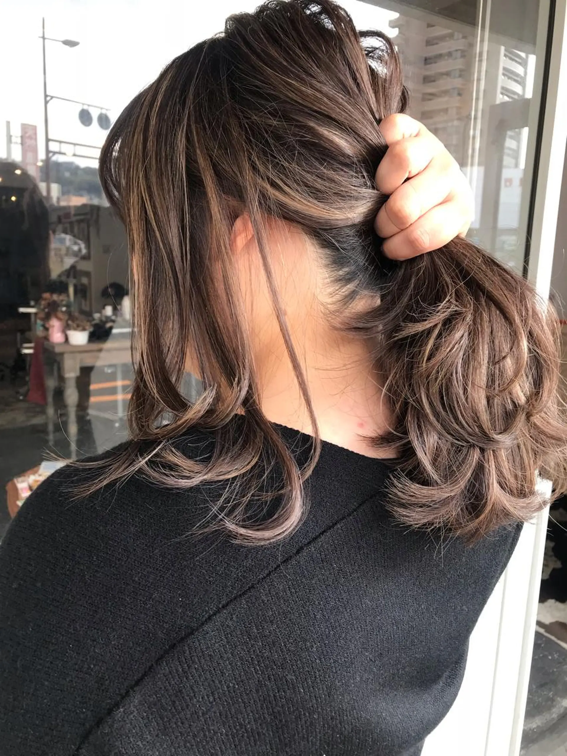 ミディアム カラー ヘアアレンジ お団子ヘア 切りっぱなしボブ バレイヤージュ ブリーチ グラデーションカラー Mariana/ 鶴原-ハイライトのヘアスタイル