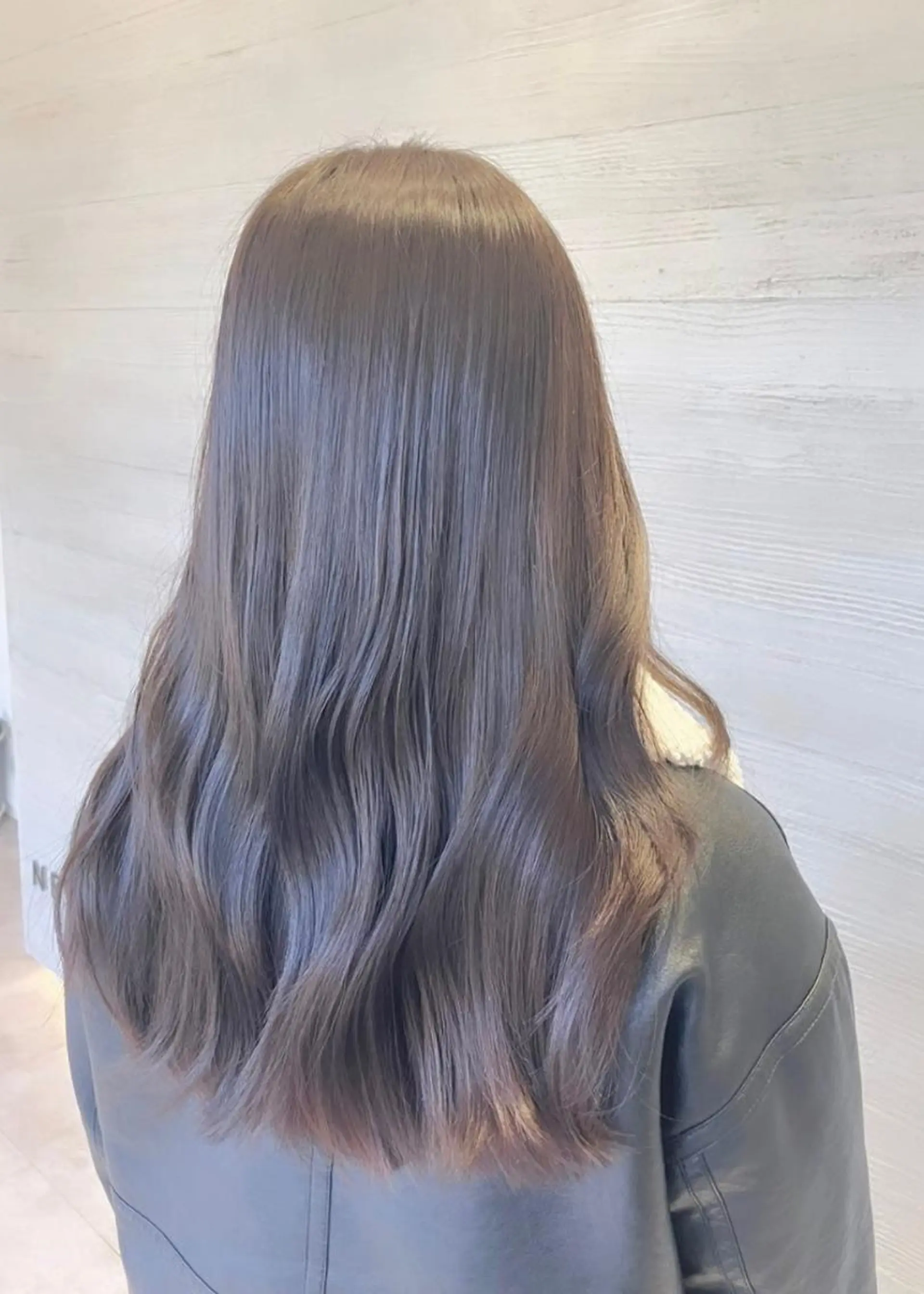 ロング カラー ブリーチ 透明感カラー グレージュ ブリーチなしカラー サキ🤍ハイトーン 🩰くびれ巻きヘアのヘアスタイル