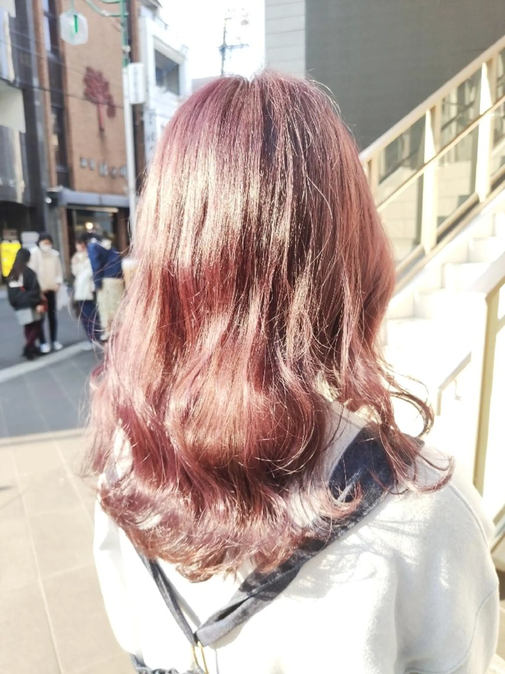 セミロング カラー ブリーチ ピンクカラー 伊藤 瞭のヘアスタイル