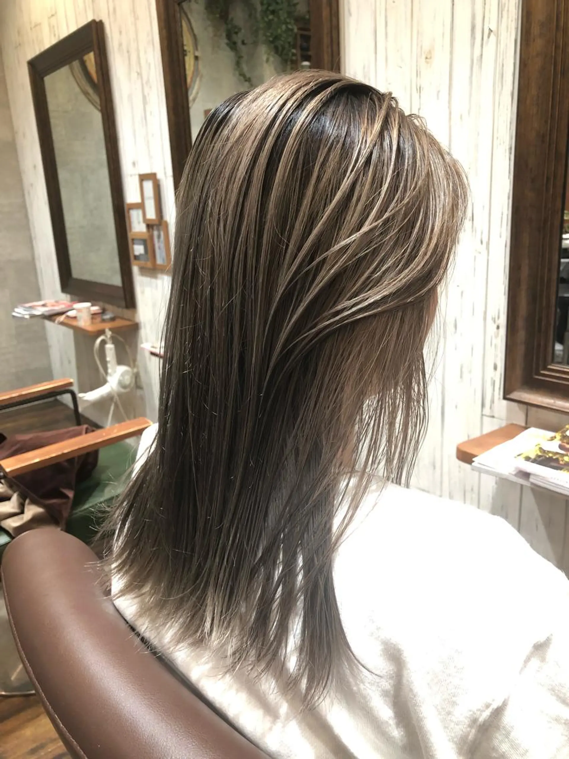 ミディアム カラー アイジマヒロ vagueのヘアスタイル